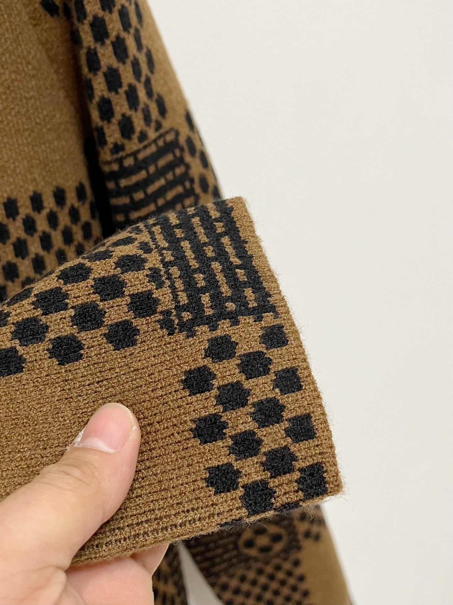 P680LouisVuitton Louis Vuitton 24Fw Fall/Winter Unisex High Gram Weight Knit Fleece Matching Color Logo Stripe Crafted Design! Crochet logo stripe trim design Classic colorway crochet design! This sweater is made of imported 100% knitted wool! Fabric feel thicker have a certain sense of self-weight soft dense terry texture close to wear breathable skin comfortable color beautiful, eye-catching fashionable degree of bursting distinctive patterns can definitely let you in the crowd colorful points! On the effect of ageing and versatile ........................... .............................. ...❥❥∙Size：M-2XL-High-Fashion Factory