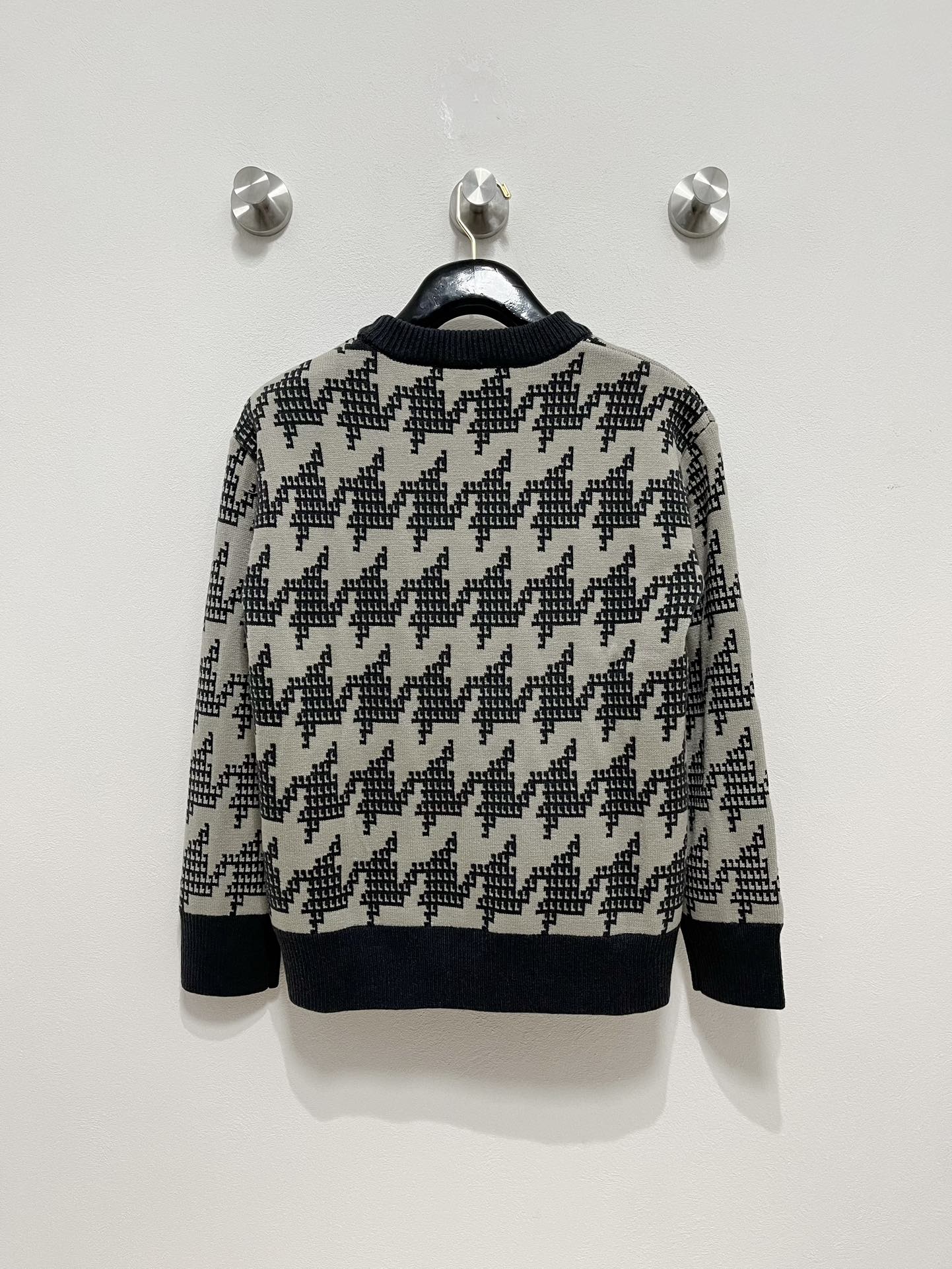 图片[2]-P720
Dior Homme 迪奥·桀傲 
24Fw秋冬 男女同款高克重针织羊毛衫 配色标识条纹工艺设计！钩织标识条纹修饰设计经典配色钩织设计！
此款毛衣甄选客供进口100％针织羊毛材质！
面料手感偏厚实有一定的自重感柔软绵密的毛圈肌理贴身穿着透气亲肤舒适色彩靓丽、吸睛时髦度爆棚与众不同的图案绝对可以让你在人群中出彩万分！A33休闲版型裁剪设计！
上身效果减龄又百搭
……………………………………………………
❥∙Size：M-2XL-高仿包包