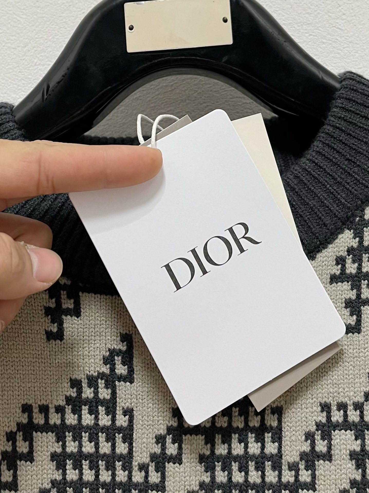 图片[6]-P720
Dior Homme 迪奥·桀傲 
24Fw秋冬 男女同款高克重针织羊毛衫 配色标识条纹工艺设计！钩织标识条纹修饰设计经典配色钩织设计！
此款毛衣甄选客供进口100％针织羊毛材质！
面料手感偏厚实有一定的自重感柔软绵密的毛圈肌理贴身穿着透气亲肤舒适色彩靓丽、吸睛时髦度爆棚与众不同的图案绝对可以让你在人群中出彩万分！A33休闲版型裁剪设计！
上身效果减龄又百搭
……………………………………………………
❥∙Size：M-2XL-高仿包包