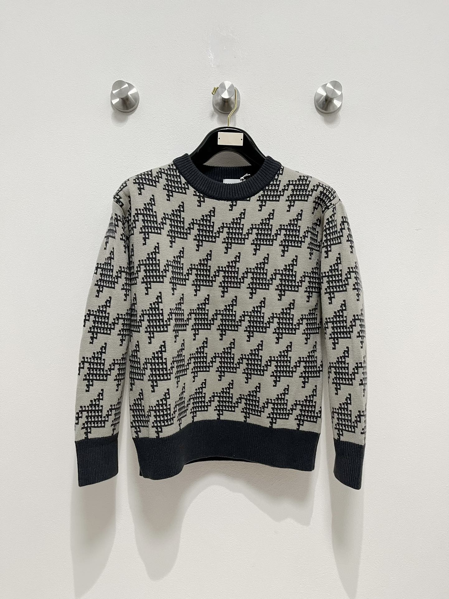P720
Dior Homme 迪奥·桀傲 
24Fw秋冬 男女同款高克重针织羊毛衫 配色标识条纹工艺设计！钩织标识条纹修饰设计经典配色钩织设计！
此款毛衣甄选客供进口100％针织羊毛材质！
面料手感偏厚实有一定的自重感柔软绵密的毛圈肌理贴身穿着透气亲肤舒适色彩靓丽、吸睛时髦度爆棚与众不同的图案绝对可以让你在人群中出彩万分！A33休闲版型裁剪设计！
上身效果减龄又百搭
……………………………………………………
❥∙Size：M-2XL-高仿包包