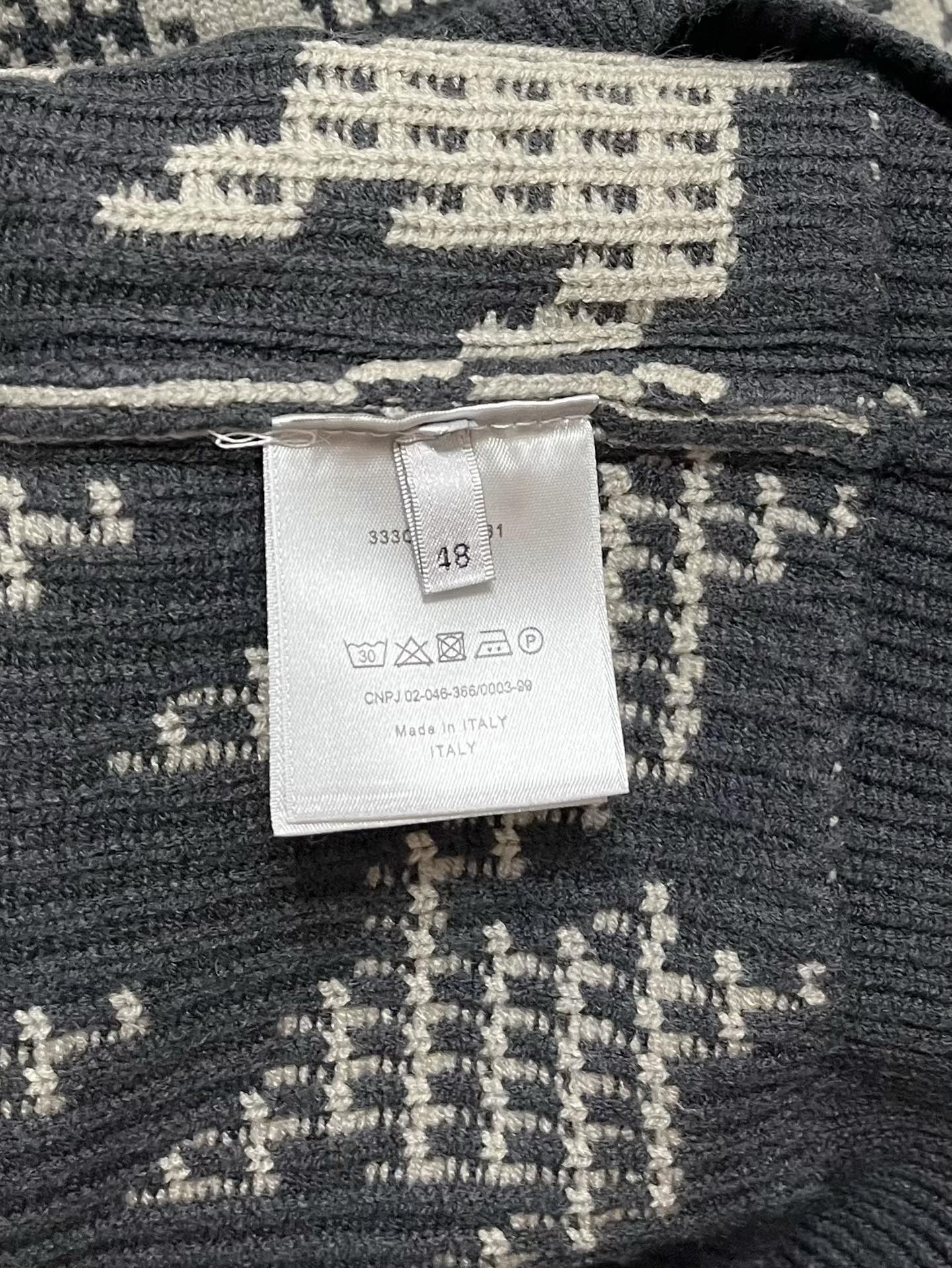 图片[9]-P720
Dior Homme 迪奥·桀傲 
24Fw秋冬 男女同款高克重针织羊毛衫 配色标识条纹工艺设计！钩织标识条纹修饰设计经典配色钩织设计！
此款毛衣甄选客供进口100％针织羊毛材质！
面料手感偏厚实有一定的自重感柔软绵密的毛圈肌理贴身穿着透气亲肤舒适色彩靓丽、吸睛时髦度爆棚与众不同的图案绝对可以让你在人群中出彩万分！A33休闲版型裁剪设计！
上身效果减龄又百搭
……………………………………………………
❥∙Size：M-2XL-高仿包包