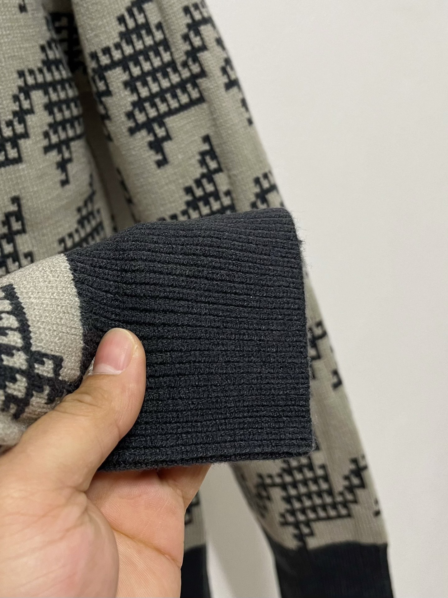 图片[7]-P720
Dior Homme 迪奥·桀傲 
24Fw秋冬 男女同款高克重针织羊毛衫 配色标识条纹工艺设计！钩织标识条纹修饰设计经典配色钩织设计！
此款毛衣甄选客供进口100％针织羊毛材质！
面料手感偏厚实有一定的自重感柔软绵密的毛圈肌理贴身穿着透气亲肤舒适色彩靓丽、吸睛时髦度爆棚与众不同的图案绝对可以让你在人群中出彩万分！A33休闲版型裁剪设计！
上身效果减龄又百搭
……………………………………………………
❥∙Size：M-2XL-高仿包包