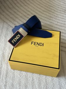 FENDI (芬迪) 专柜同款 男士休闲双面用腰带宽3.4cm 一面高级蓝色牛皮制作内侧黑色光滑牛皮旋转五金搭扣-高仿包包