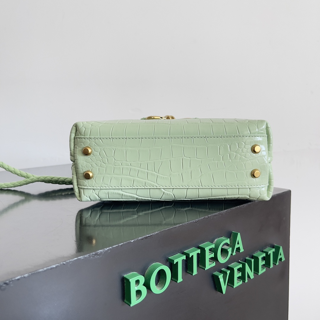 图片[4]-BOTTEGA VENETA 女士 鳄鱼皮ANDIAMO啦！！！八字扣作为bv家的经典款每次的创新都给粉丝们带来不一样的惊喜3种背法搭配不一样的妆容鳄鱼皮堪称皮革中的黄金以顶级奢华稀有而著称在使用的过程中鳄鱼皮的光泽不会随着时间的退役而消逝、黯淡 无论用多久时间依旧历久弥新而且因为每张鳄鱼皮的不同每个鳄鱼皮包包做出来的效果都不一样
款号：777614
尺寸：22*9*15.5cm-高仿包包