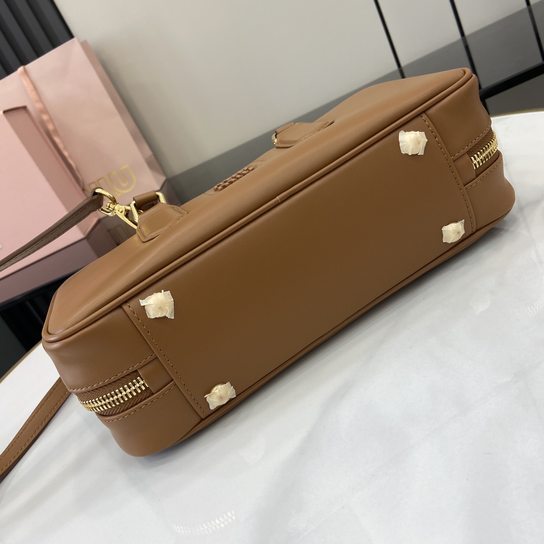 图片[4]-p1720 miumiu缪缪Arcadie 牛皮革中号(27cm)保龄球手提包/斜挎包～干邑色牛皮
这款Arcadic手袋彰显独特的理念即时装是对现实的反映转译为物质形态的工具与金属五金配件的饰面相辉映的字母徽标精致做工卓尔不凡彰显极具辨识度的经典格调动感优雅线条搭配可调式可拆卸肩带呈现富有现代魅力的实用百搭设计
可拆卸可调式肩带
拉链开合
正面涂漆金属字母徽标
带衬里配拉链口袋
配脚钉
型号：5BB148
尺寸：27（长）x 12（宽）x 9cm（厚）
颜色：浅棕全皮/-高仿包包