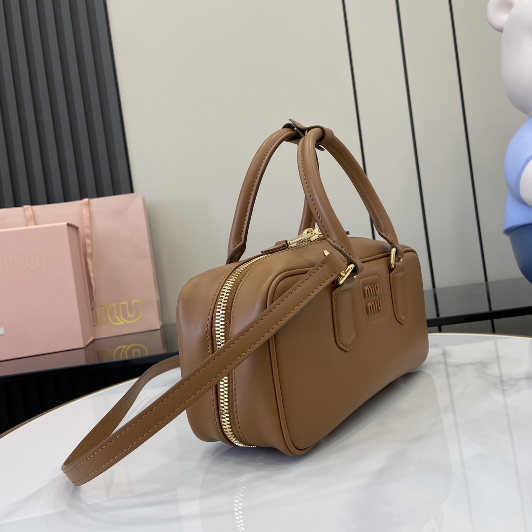 图片[2]-p1720 miumiu缪缪Arcadie 牛皮革中号(27cm)保龄球手提包/斜挎包～干邑色牛皮
这款Arcadic手袋彰显独特的理念即时装是对现实的反映转译为物质形态的工具与金属五金配件的饰面相辉映的字母徽标精致做工卓尔不凡彰显极具辨识度的经典格调动感优雅线条搭配可调式可拆卸肩带呈现富有现代魅力的实用百搭设计
可拆卸可调式肩带
拉链开合
正面涂漆金属字母徽标
带衬里配拉链口袋
配脚钉
型号：5BB148
尺寸：27（长）x 12（宽）x 9cm（厚）
颜色：浅棕全皮/-高仿包包