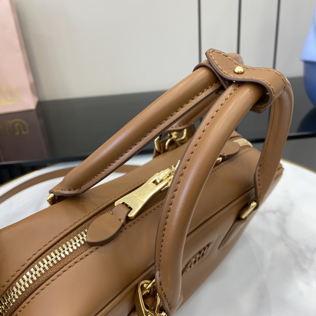 图片[6]-p1720 miumiu缪缪Arcadie 牛皮革中号(27cm)保龄球手提包/斜挎包～干邑色牛皮
这款Arcadic手袋彰显独特的理念即时装是对现实的反映转译为物质形态的工具与金属五金配件的饰面相辉映的字母徽标精致做工卓尔不凡彰显极具辨识度的经典格调动感优雅线条搭配可调式可拆卸肩带呈现富有现代魅力的实用百搭设计
可拆卸可调式肩带
拉链开合
正面涂漆金属字母徽标
带衬里配拉链口袋
配脚钉
型号：5BB148
尺寸：27（长）x 12（宽）x 9cm（厚）
颜色：浅棕全皮/-高仿包包