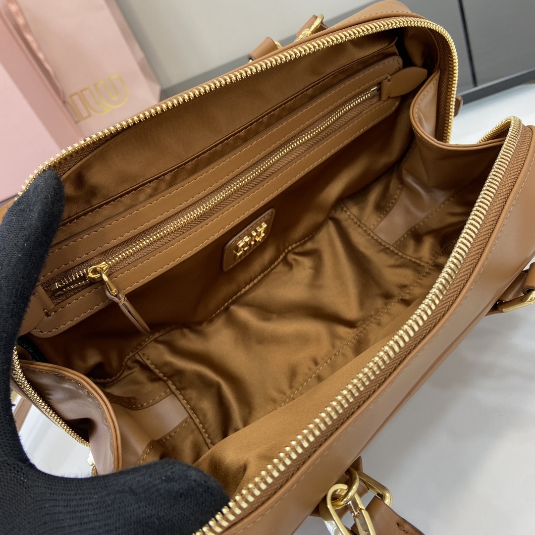 图片[8]-p1720 miumiu缪缪Arcadie 牛皮革中号(27cm)保龄球手提包/斜挎包～干邑色牛皮
这款Arcadic手袋彰显独特的理念即时装是对现实的反映转译为物质形态的工具与金属五金配件的饰面相辉映的字母徽标精致做工卓尔不凡彰显极具辨识度的经典格调动感优雅线条搭配可调式可拆卸肩带呈现富有现代魅力的实用百搭设计
可拆卸可调式肩带
拉链开合
正面涂漆金属字母徽标
带衬里配拉链口袋
配脚钉
型号：5BB148
尺寸：27（长）x 12（宽）x 9cm（厚）
颜色：浅棕全皮/-高仿包包