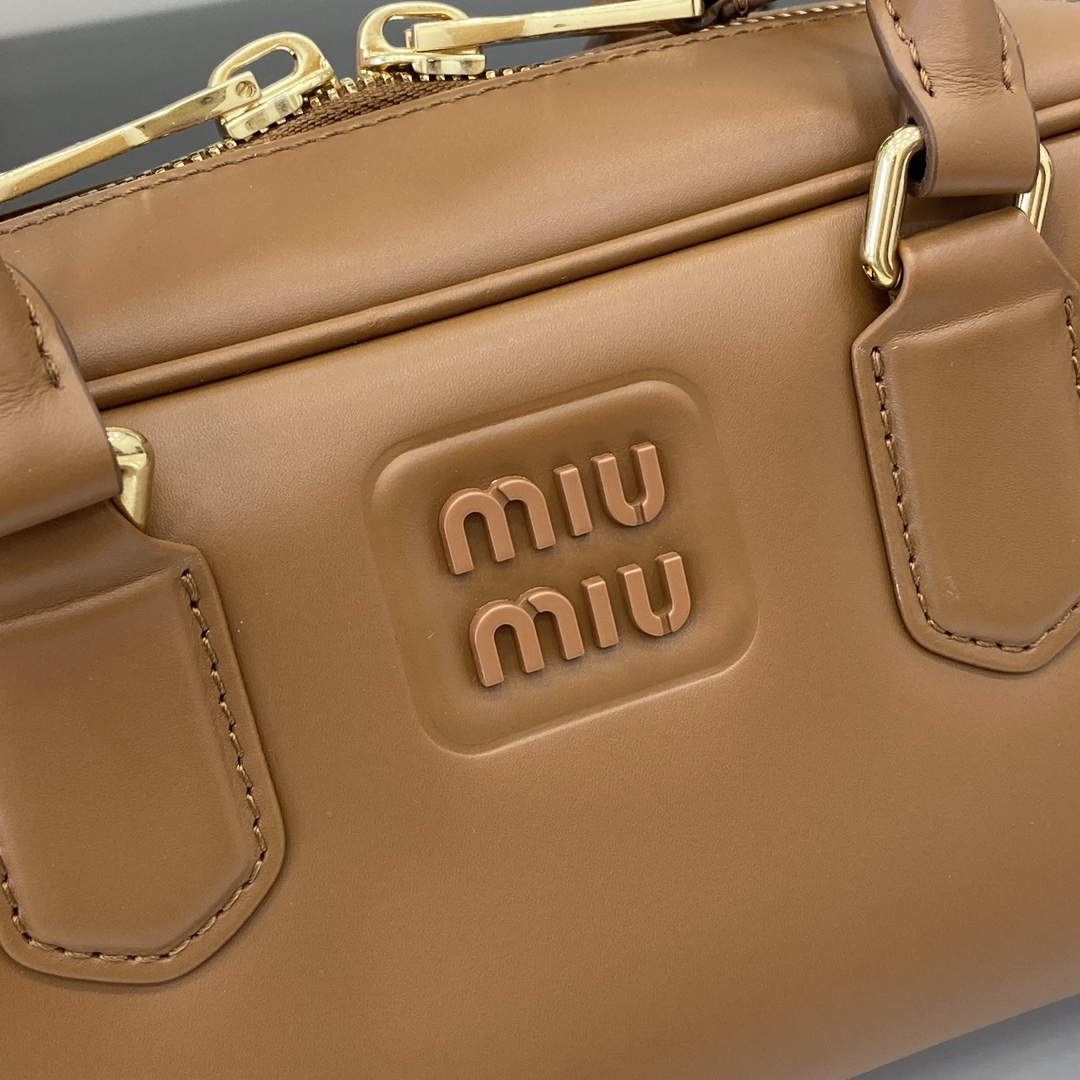 图片[5]-p1720 miumiu缪缪Arcadie 牛皮革中号(27cm)保龄球手提包/斜挎包～干邑色牛皮
这款Arcadic手袋彰显独特的理念即时装是对现实的反映转译为物质形态的工具与金属五金配件的饰面相辉映的字母徽标精致做工卓尔不凡彰显极具辨识度的经典格调动感优雅线条搭配可调式可拆卸肩带呈现富有现代魅力的实用百搭设计
可拆卸可调式肩带
拉链开合
正面涂漆金属字母徽标
带衬里配拉链口袋
配脚钉
型号：5BB148
尺寸：27（长）x 12（宽）x 9cm（厚）
颜色：浅棕全皮/-高仿包包