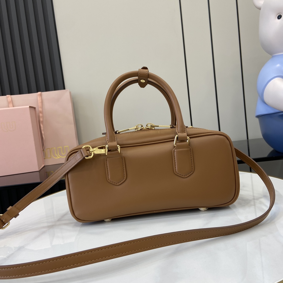 图片[3]-p1720 miumiu缪缪Arcadie 牛皮革中号(27cm)保龄球手提包/斜挎包～干邑色牛皮
这款Arcadic手袋彰显独特的理念即时装是对现实的反映转译为物质形态的工具与金属五金配件的饰面相辉映的字母徽标精致做工卓尔不凡彰显极具辨识度的经典格调动感优雅线条搭配可调式可拆卸肩带呈现富有现代魅力的实用百搭设计
可拆卸可调式肩带
拉链开合
正面涂漆金属字母徽标
带衬里配拉链口袋
配脚钉
型号：5BB148
尺寸：27（长）x 12（宽）x 9cm（厚）
颜色：浅棕全皮/-高仿包包