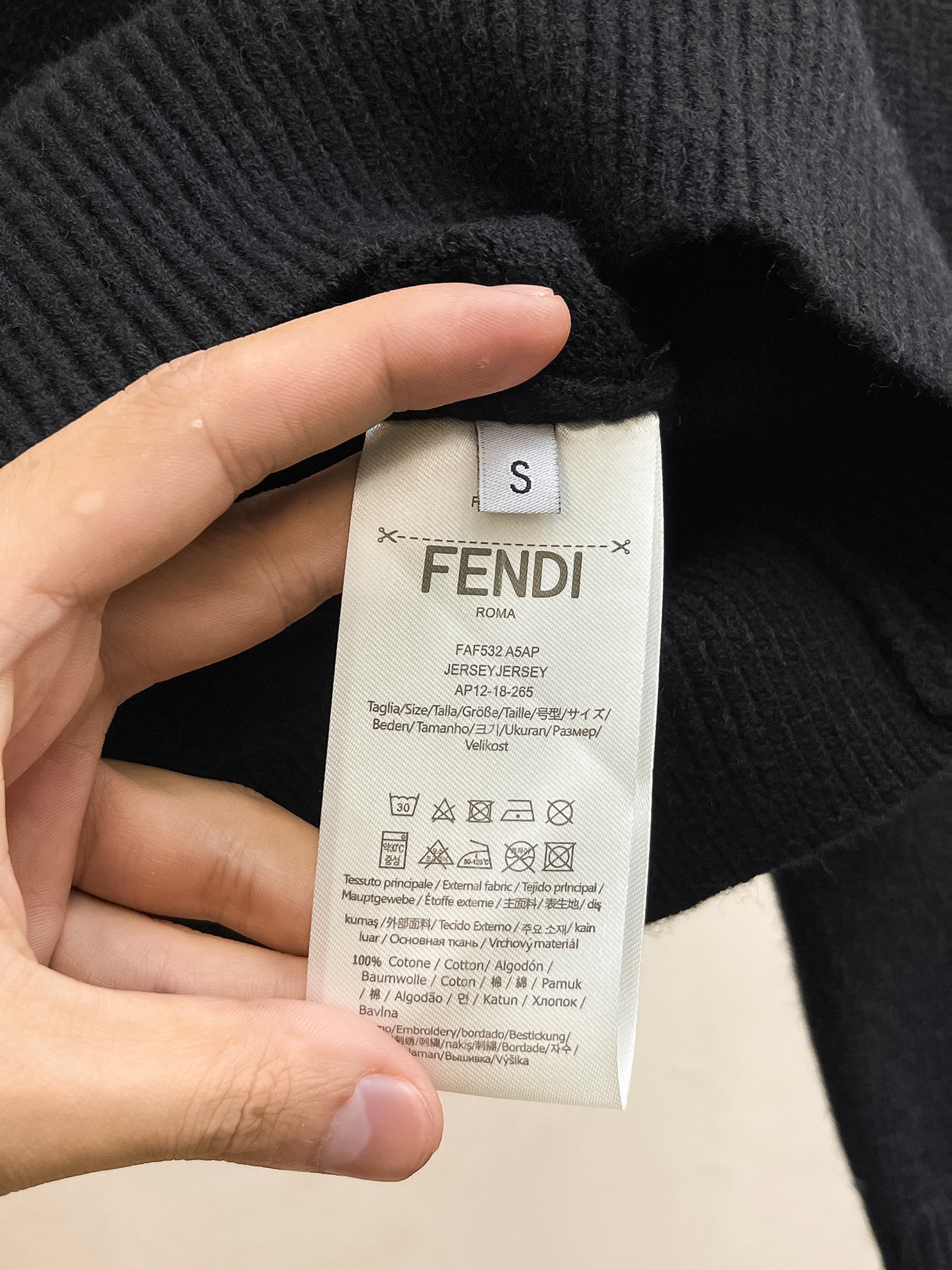 P560 💰 FENJIA 24ss fall and winter new fendi leather tag + hem fendi monogram sweater exclusively for ruthless goods imported original technology wool worsted! Fine knitting one color mixing weaving pure handmade technology to present Grade extremely high highlighting clothing taste and luxury exquisite craftsmanship! Customized original craft thread on the body handsome to burst Size: S-XL