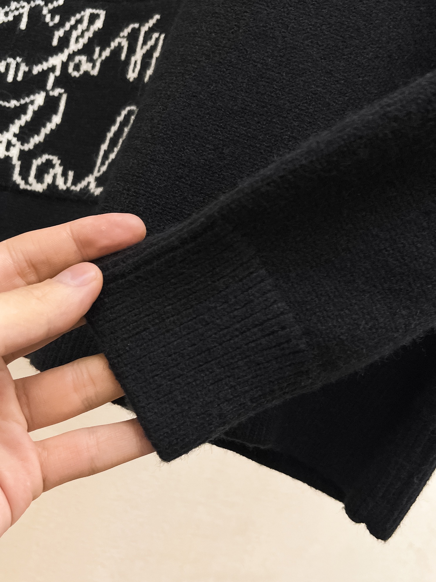 P560 💰 FENJIA 24ss fall and winter new fendi leather tag + hem fendi monogram sweater exclusively for ruthless goods imported original technology wool worsted! Fine knitting one color mixing weaving pure handmade technology to present Grade extremely high highlighting clothing taste and luxury exquisite craftsmanship! Customized original craft thread on the body handsome to burst Size: S-XL