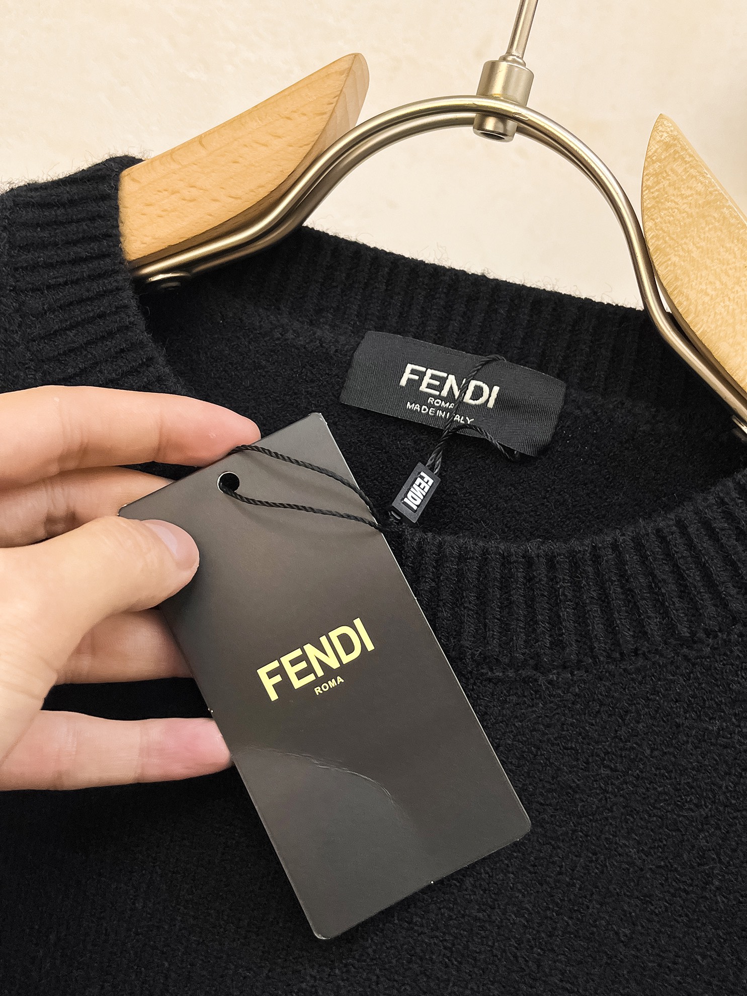 P560 💰 FENJIA 24ss fall and winter new fendi leather tag + hem fendi monogram sweater exclusively for ruthless goods imported original technology wool worsted! Fine knitting one color mixing weaving pure handmade technology to present Grade extremely high highlighting clothing taste and luxury exquisite craftsmanship! Customized original craft thread on the body handsome to burst Size: S-XL