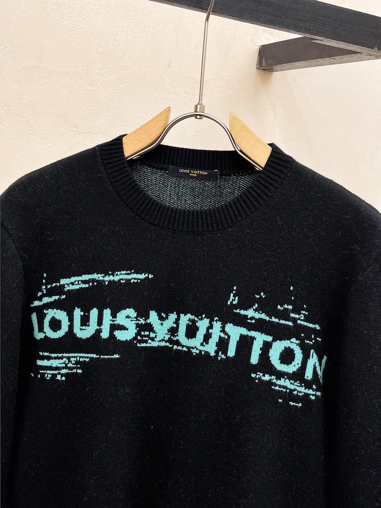 Picture [2]-P560💰LV24ss Autumn and Winter New Chest LV Letters Clashing Color Patterns Back LV Big Logo Sweater Exclusive Ruthless Goods Imported Original Technology Wool Worsted! Fine knitting one color mixing knitting pure handmade technology to present The class is very high to highlight the taste and luxury of clothing exquisite craftsmanship! Customized original craft thread on the body handsome to burst Size: S-XL-High replica handbags