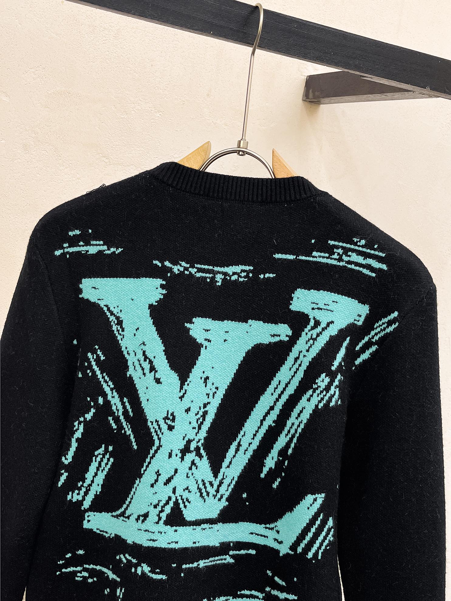 Picture [8]-P560💰LV24ss Autumn and Winter New Chest LV Letters Clashing Color Patterns Back LV Big Logo Sweater Exclusive Ruthless Goods Imported Original Technology Wool Worsted! Fine knitting one color mixing weaving pure handmade technology to present Grade extremely high highlighting clothing taste and luxury Craftsmanship! Customized original craft thread on the body handsome to burst Size: S-XL-High replica handbags