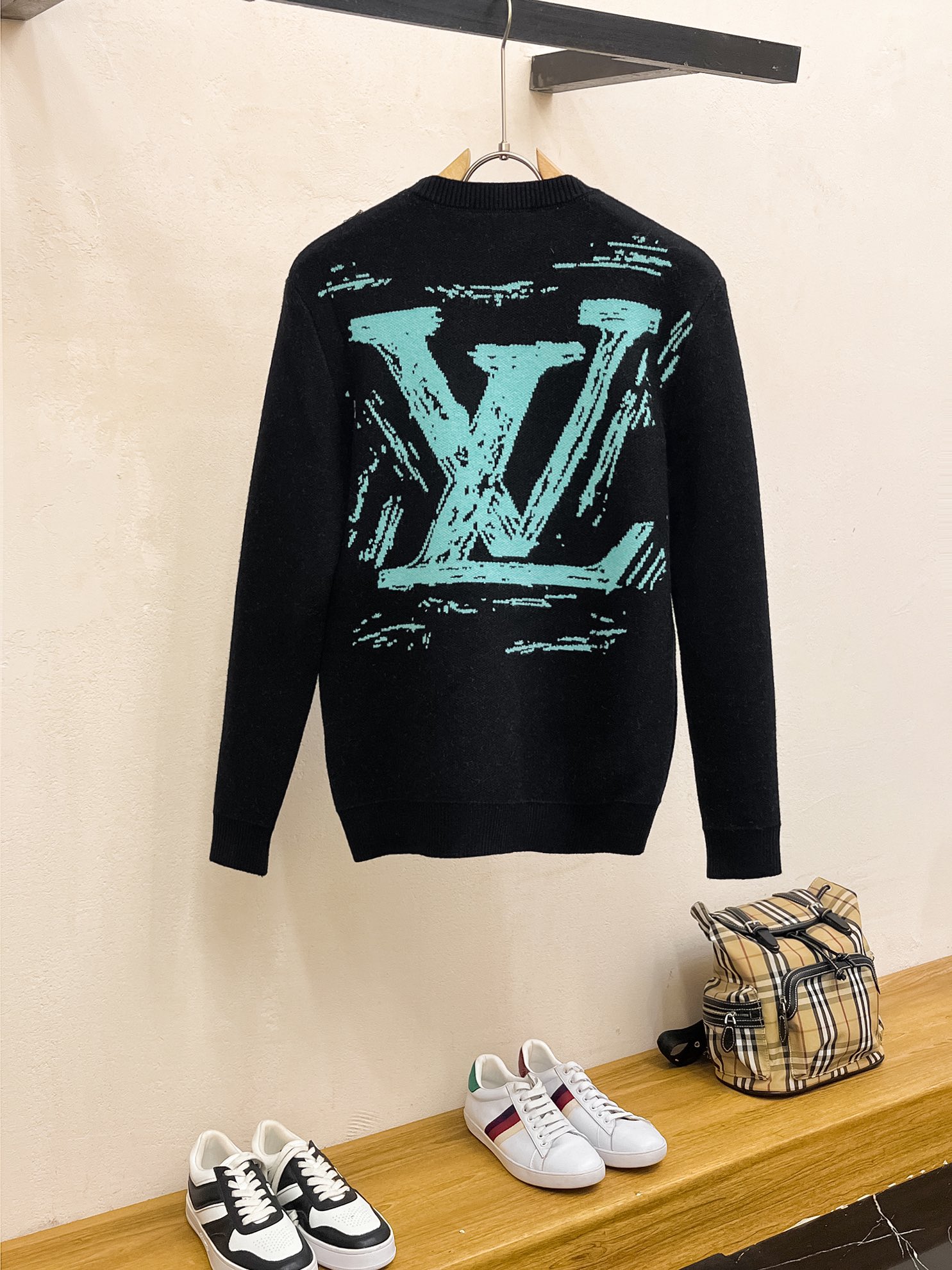 Picture [9]-P560💰LV24ss Autumn and Winter New Chest LV Letters Clashing Color Pattern Back LV Big Logo Sweater Exclusive Ruthless Goods Imported Original Technology Wool Worsted! Fine knitting one color mixing weaving pure handmade technology to present The class is very high to highlight the taste and luxury of the clothes Craftsmanship! Customized original craft thread on the body handsome to burst Size: S-XL-High replica handbags