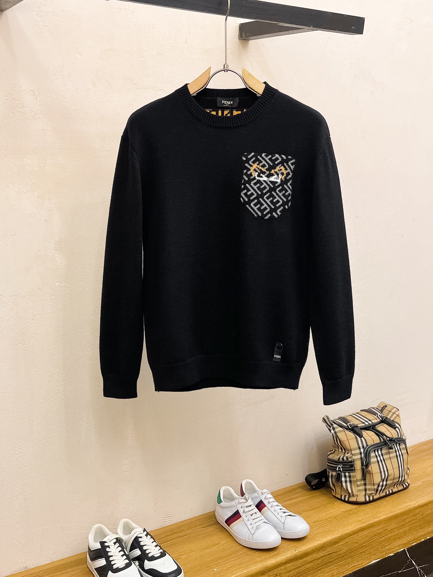 P560 💰 FENJIA 24ss fall and winter new fendi jacquard pocket logo back fendi pattern sweater exclusively for ruthless goods imported original technology wool worsted! Fine knitting one color mixing weaving pure handmade technology to present The class is very high to highlight the taste and luxury of clothing exquisite craftsmanship! Customized original craft thread on the body handsome to burst Size: S-XL