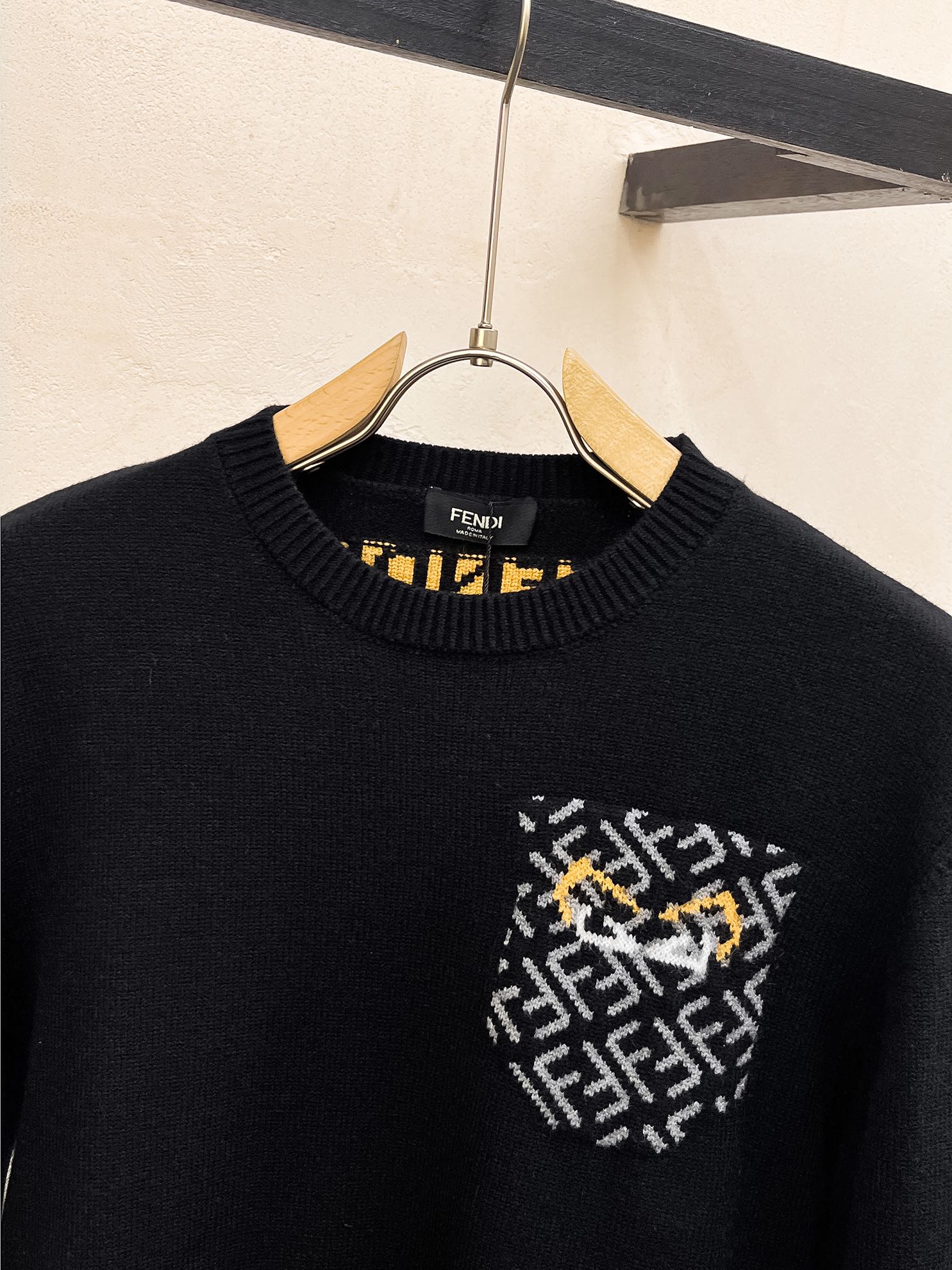Picture [2]-P560💰Fenjia 24ss fall and winter new fendi jacquard pocket logo back fendi pattern sweater exclusively for ruthless goods imported original technology wool worsted! Fine knitting one color mixing knitting pure handmade technology to present Grade extremely high highlight clothing taste and luxury exquisite craftsmanship! Customized original craft thread on the body handsome to burst Size: S-XL-High replica bags