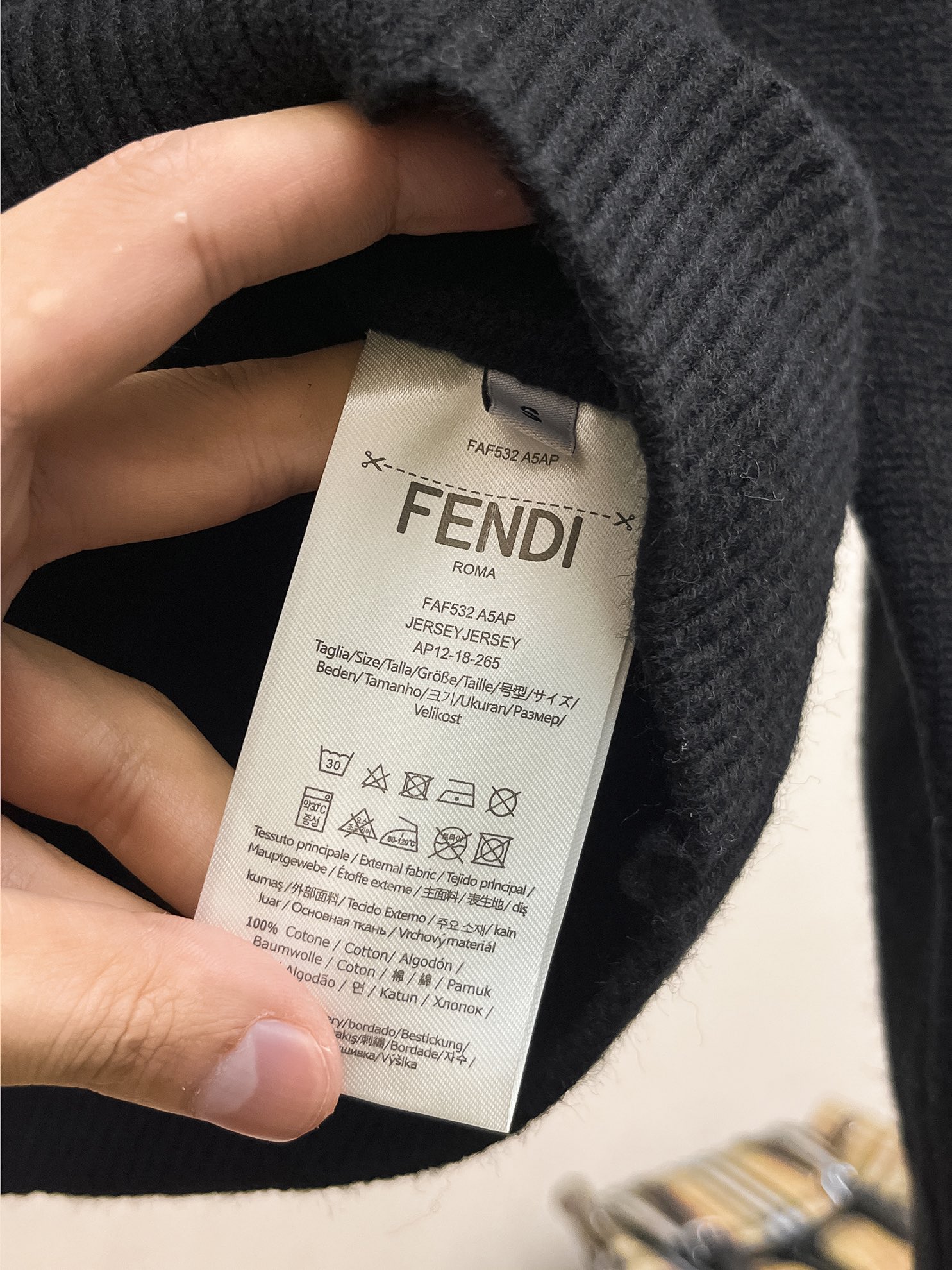Picture [7]-P560💰Fenjia 24ss fall and winter new fendi jacquard pocket logo back fendi pattern sweater exclusively for ruthless goods imported original technology wool worsted! Fine knitting one color mixing knitting pure handmade technology to present Grade extremely high highlighting clothing taste and luxury exquisite craftsmanship! Customized original craft thread on the body handsome to burst Size: S-XL-High replica bags
