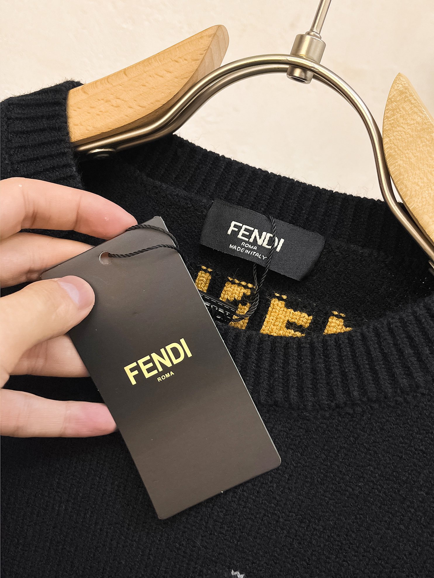 Picture [4]-P560💰Fenjia 24ss fall and winter new fendi jacquard pocket logo back fendi pattern sweater exclusively for ruthless goods imported original technology wool worsted! Fine knitting one color mixing knitting pure handmade technology to present Grade extremely high highlighting clothing taste and luxury exquisite craftsmanship! Customized original craft thread on the body handsome to burst Size: S-XL-High replica bags