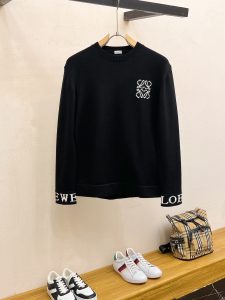 P560💰罗意家24ss秋冬新品胸前罗意威标识图案logo袖口LOEVE毛衣专供狠货进口原版科技羊毛精纺！精细针织一体色彩混织纯手工技艺呈现 档次极高凸显衣着品味与奢华 工艺精湛！定制原版工艺螺纹上身帅到爆码数：Ｓ-XL-高仿包包