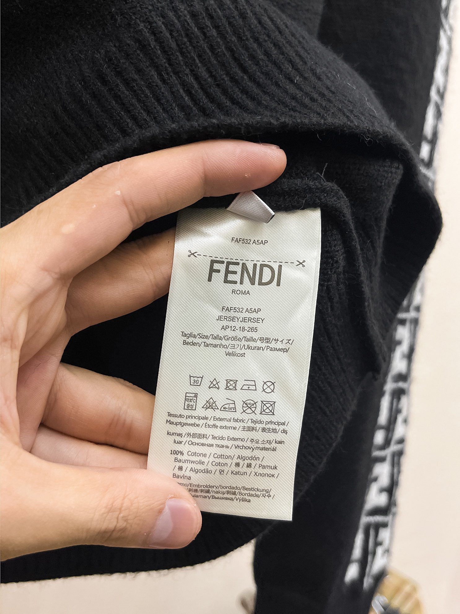 P560 💰 FENJIA 24ss fall and winter new fendi fendi letter pattern arm double F sweater exclusive ruthless goods imported original technology wool worsted! Fine knitting one color mixing weaving pure handmade technology to present The class is extremely high to highlight the clothing taste and luxury craftsmanship! Customized original craft thread on the body handsome to burst Size: S-XL