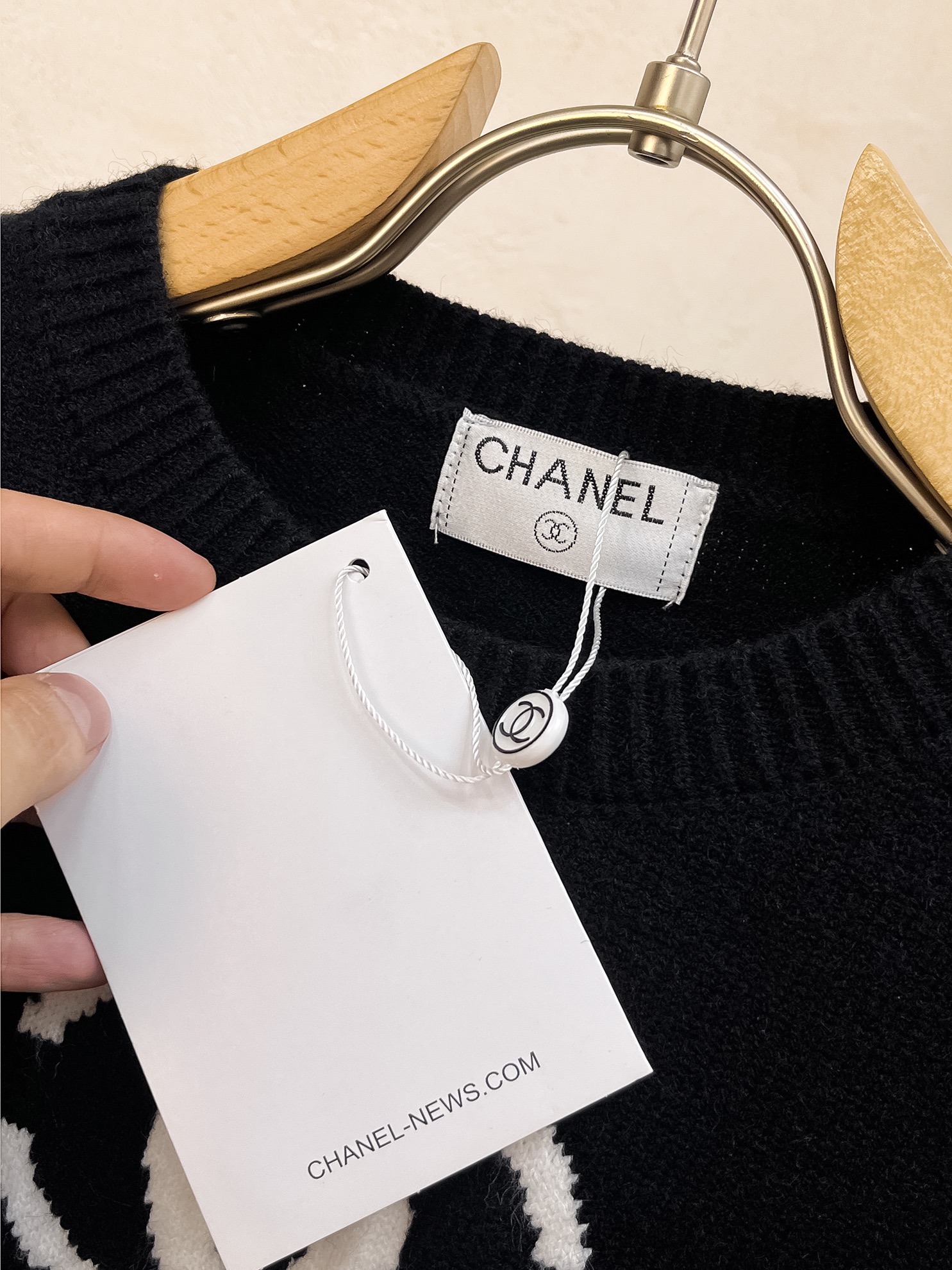 P560 💰 CHANEL 24ss Fall/Winter New Chest Chanel Logo Pattern Hem CHA Alphabet Pattern Sweater Exclusively for Ruthless Goods Imported Original Technology Wool Worsted! Fine knit one color mixing knitting pure handmade technology to present Grade extremely high highlight clothing taste and luxury exquisite craftsmanship! Customized original craft threads on the body handsome to burst Size: S-XL