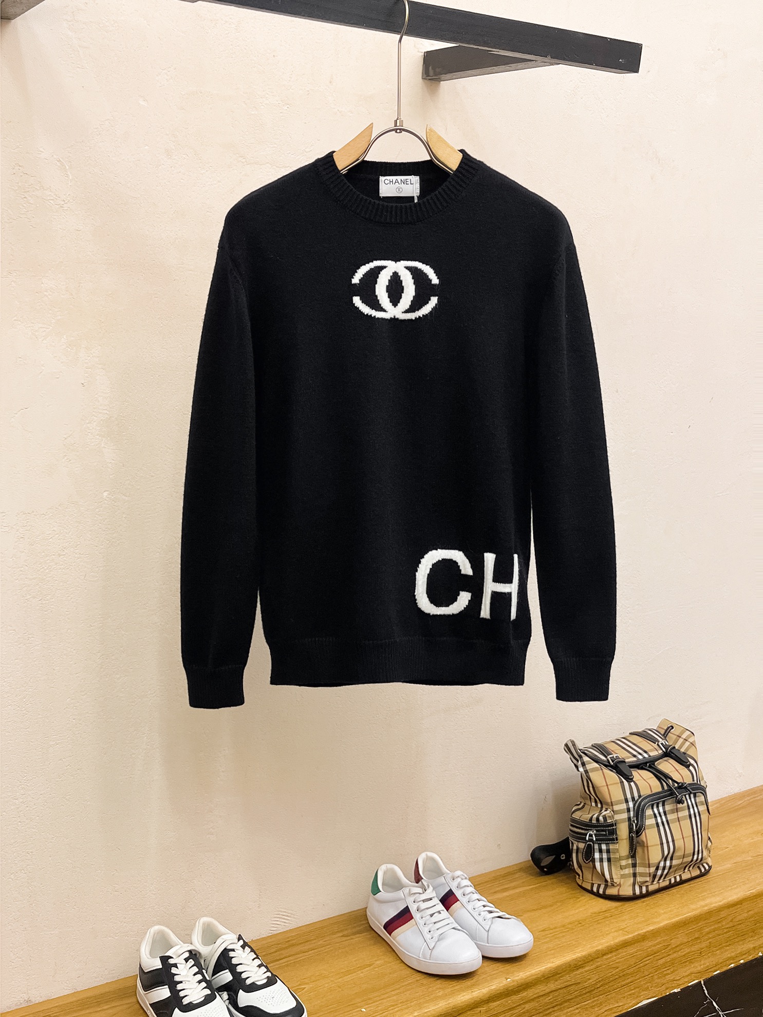 P560 💰 CHANEL 24ss Fall/Winter New Chest Chanel Logo Pattern Hem CHA Alphabet Pattern Sweater Exclusively for Ruthless Goods Imported Original Technology Wool Worsted! Fine knit one color mixing knitting pure handmade technology to present Grade extremely high highlight clothing taste and luxury exquisite craftsmanship! Customized original craft threads on the body handsome to burst Size: S-XL