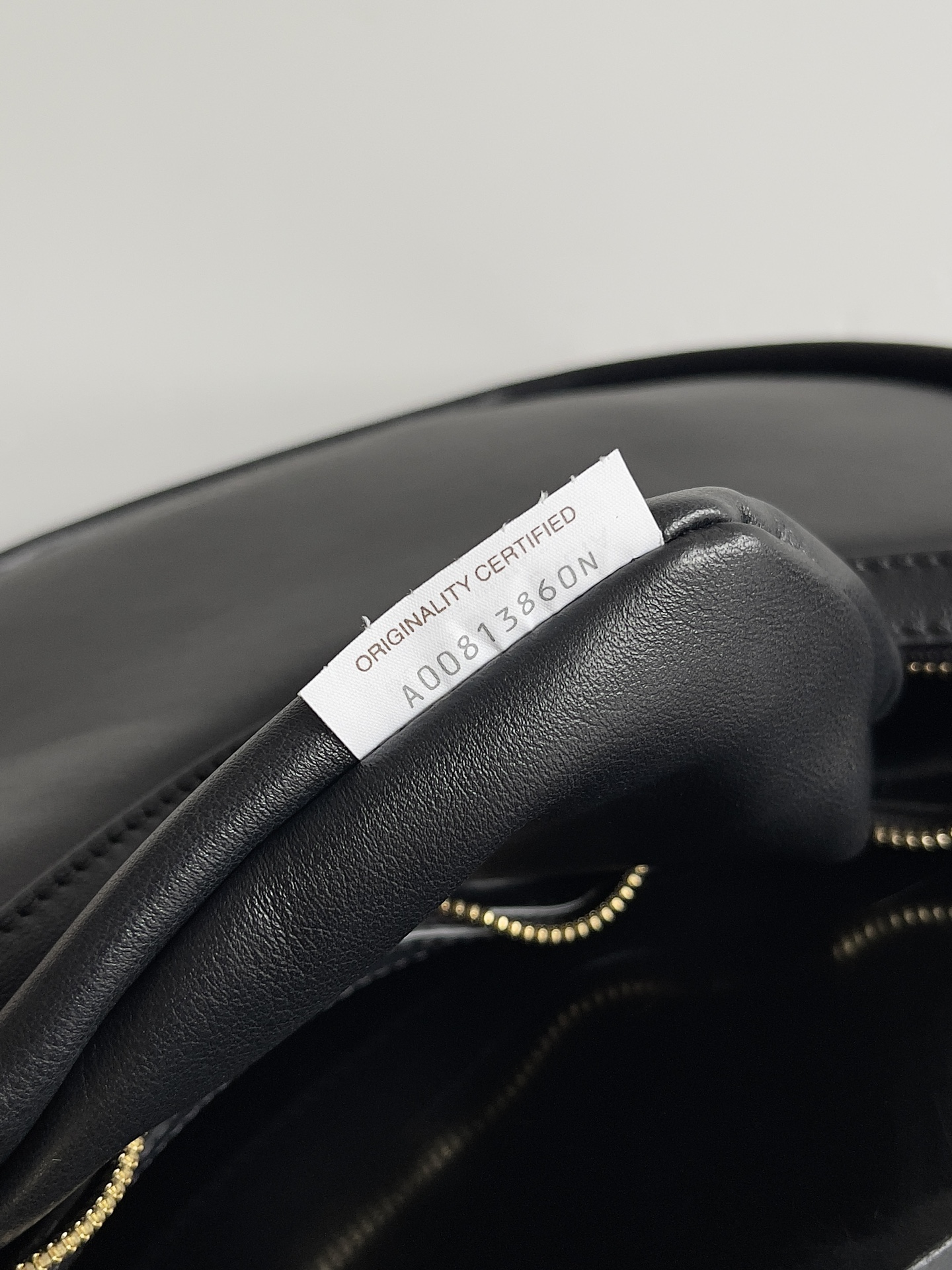 图片[8]-Bottega Veneta 牛皮半月包
皮质真的没话说高级感满满
长短肩带也是给了包包充分发挥的余地了肩带的设计就是包包的代名词了真的一眼爱上了太特别了！有种简约又大气的复古感包身弧度流畅 秋冬搭配大衣 西装都绝美适合日常通勤 也适合外出旅游~
款号：794902
尺寸：28*27*6cm-高仿包包
