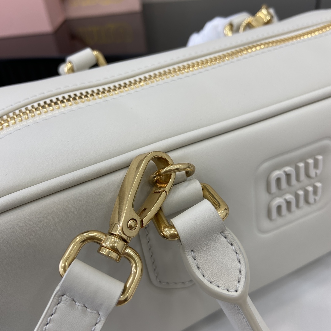 图片[7]-p1720 miumiu缪缪Arcadie 牛皮革中号(27cm)保龄球手提包/斜挎包～干邑色牛皮
这款Arcadic手袋彰显独特的理念即时装是对现实的反映转译为物质形态的工具与金属五金配件的饰面相辉映的字母徽标精致做工卓尔不凡彰显极具辨识度的经典格调动感优雅线条搭配可调式可拆卸肩带呈现富有现代魅力的实用百搭设计
可拆卸可调式肩带
拉链开合
正面涂漆金属字母徽标
带衬里配拉链口袋
配脚钉
型号：5BB148
尺寸：27（长）x 12（宽）x 9cm（厚）
颜色：白的全皮/-高仿包包