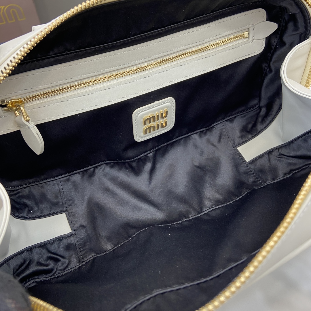 图片[8]-p1720 miumiu缪缪Arcadie 牛皮革中号(27cm)保龄球手提包/斜挎包～干邑色牛皮
这款Arcadic手袋彰显独特的理念即时装是对现实的反映转译为物质形态的工具与金属五金配件的饰面相辉映的字母徽标精致做工卓尔不凡彰显极具辨识度的经典格调动感优雅线条搭配可调式可拆卸肩带呈现富有现代魅力的实用百搭设计
可拆卸可调式肩带
拉链开合
正面涂漆金属字母徽标
带衬里配拉链口袋
配脚钉
型号：5BB148
尺寸：27（长）x 12（宽）x 9cm（厚）
颜色：白的全皮/-高仿包包
