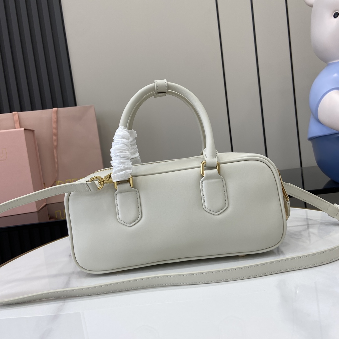 图片[3]-p1720 miumiu缪缪Arcadie 牛皮革中号(27cm)保龄球手提包/斜挎包～干邑色牛皮
这款Arcadic手袋彰显独特的理念即时装是对现实的反映转译为物质形态的工具与金属五金配件的饰面相辉映的字母徽标精致做工卓尔不凡彰显极具辨识度的经典格调动感优雅线条搭配可调式可拆卸肩带呈现富有现代魅力的实用百搭设计
可拆卸可调式肩带
拉链开合
正面涂漆金属字母徽标
带衬里配拉链口袋
配脚钉
型号：5BB148
尺寸：27（长）x 12（宽）x 9cm（厚）
颜色：白的全皮/-高仿包包