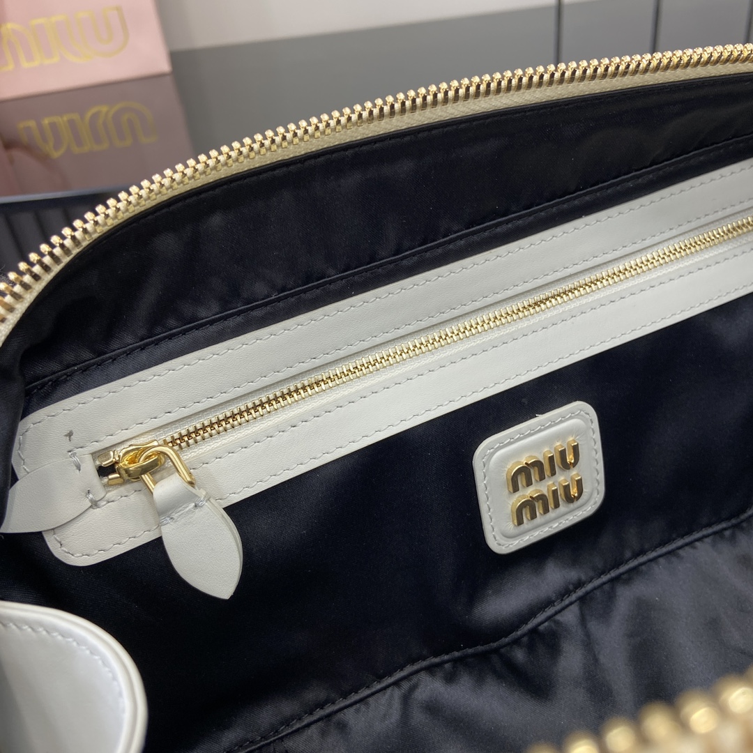 图片[10]-p1720 miumiu缪缪Arcadie 牛皮革中号(27cm)保龄球手提包/斜挎包～干邑色牛皮
这款Arcadic手袋彰显独特的理念即时装是对现实的反映转译为物质形态的工具与金属五金配件的饰面相辉映的字母徽标精致做工卓尔不凡彰显极具辨识度的经典格调动感优雅线条搭配可调式可拆卸肩带呈现富有现代魅力的实用百搭设计
可拆卸可调式肩带
拉链开合
正面涂漆金属字母徽标
带衬里配拉链口袋
配脚钉
型号：5BB148
尺寸：27（长）x 12（宽）x 9cm（厚）
颜色：白的全皮/-高仿包包