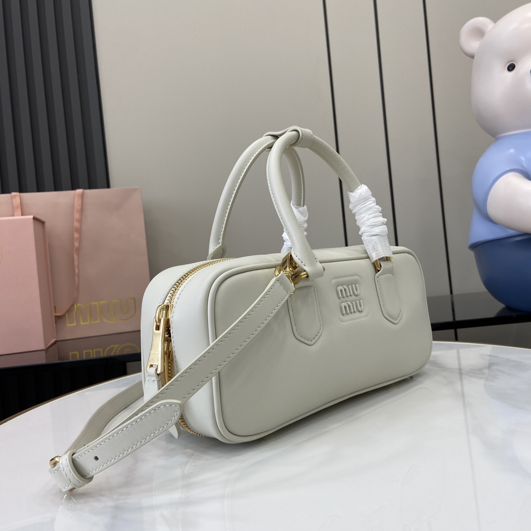 图片[2]-p1720 miumiu缪缪Arcadie 牛皮革中号(27cm)保龄球手提包/斜挎包～干邑色牛皮
这款Arcadic手袋彰显独特的理念即时装是对现实的反映转译为物质形态的工具与金属五金配件的饰面相辉映的字母徽标精致做工卓尔不凡彰显极具辨识度的经典格调动感优雅线条搭配可调式可拆卸肩带呈现富有现代魅力的实用百搭设计
可拆卸可调式肩带
拉链开合
正面涂漆金属字母徽标
带衬里配拉链口袋
配脚钉
型号：5BB148
尺寸：27（长）x 12（宽）x 9cm（厚）
颜色：白的全皮/-高仿包包
