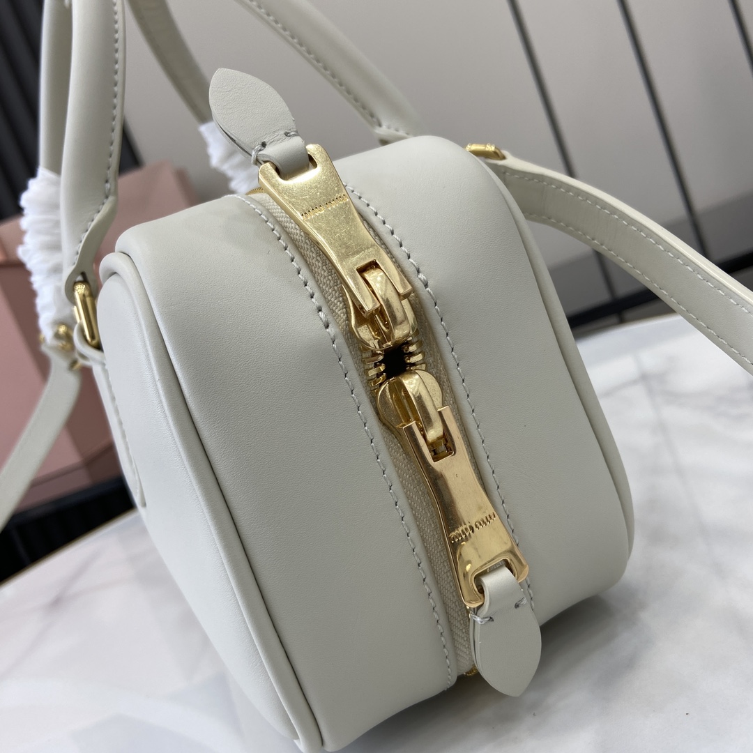 图片[6]-p1720 miumiu缪缪Arcadie 牛皮革中号(27cm)保龄球手提包/斜挎包～干邑色牛皮
这款Arcadic手袋彰显独特的理念即时装是对现实的反映转译为物质形态的工具与金属五金配件的饰面相辉映的字母徽标精致做工卓尔不凡彰显极具辨识度的经典格调动感优雅线条搭配可调式可拆卸肩带呈现富有现代魅力的实用百搭设计
可拆卸可调式肩带
拉链开合
正面涂漆金属字母徽标
带衬里配拉链口袋
配脚钉
型号：5BB148
尺寸：27（长）x 12（宽）x 9cm（厚）
颜色：白的全皮/-高仿包包