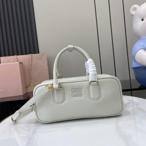 p1720 miumiu缪缪Arcadie 牛皮革中号(27cm)保龄球手提包/斜挎包～干邑色牛皮
这款Arcadic手袋彰显独特的理念即时装是对现实的反映转译为物质形态的工具与金属五金配件的饰面相辉映的字母徽标精致做工卓尔不凡彰显极具辨识度的经典格调动感优雅线条搭配可调式可拆卸肩带呈现富有现代魅力的实用百搭设计
可拆卸可调式肩带
拉链开合
正面涂漆金属字母徽标
带衬里配拉链口袋
配脚钉
型号：5BB148
尺寸：27（长）x 12（宽）x 9cm（厚）
颜色：白的全皮/-高仿包包