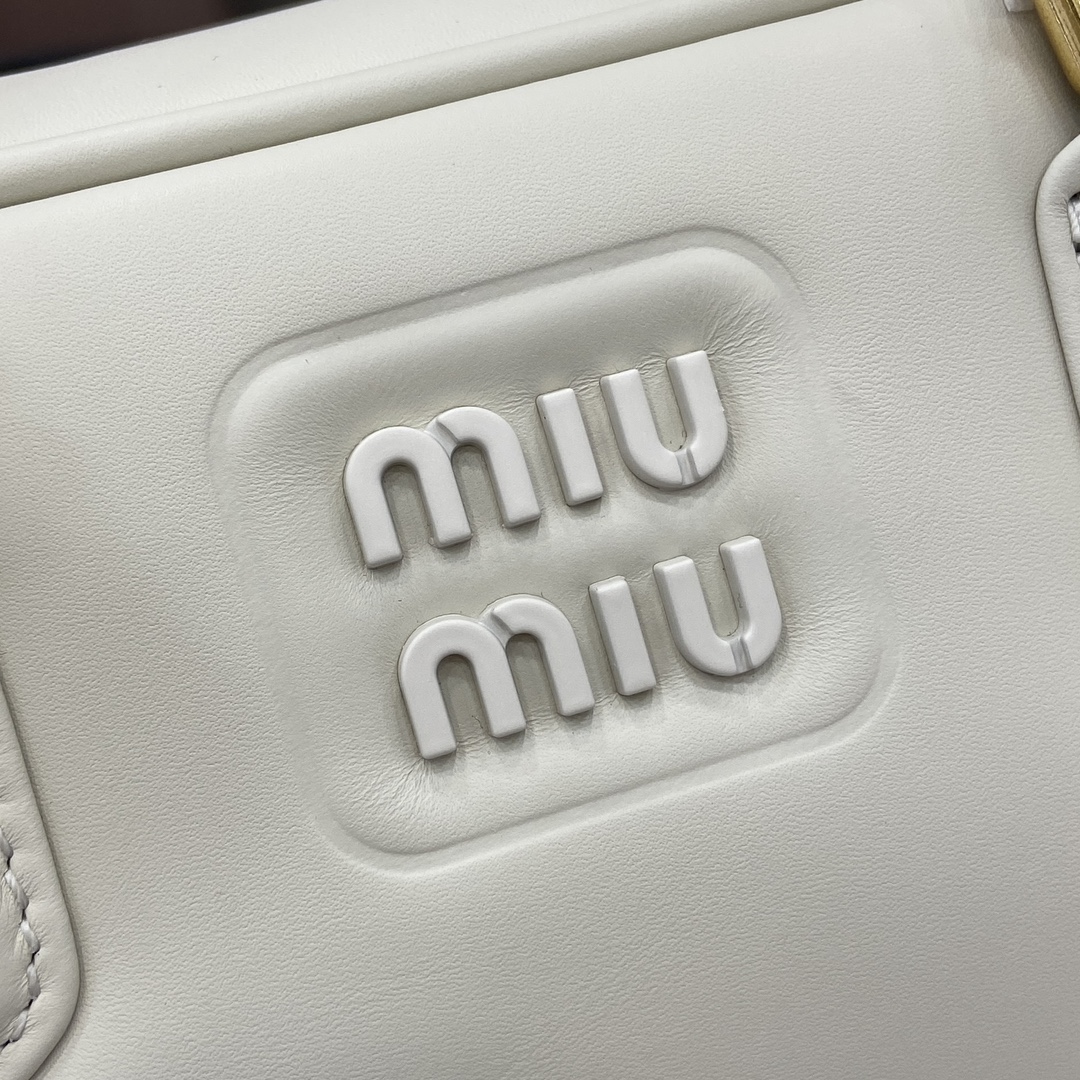 图片[5]-p1720 miumiu缪缪Arcadie 牛皮革中号(27cm)保龄球手提包/斜挎包～干邑色牛皮
这款Arcadic手袋彰显独特的理念即时装是对现实的反映转译为物质形态的工具与金属五金配件的饰面相辉映的字母徽标精致做工卓尔不凡彰显极具辨识度的经典格调动感优雅线条搭配可调式可拆卸肩带呈现富有现代魅力的实用百搭设计
可拆卸可调式肩带
拉链开合
正面涂漆金属字母徽标
带衬里配拉链口袋
配脚钉
型号：5BB148
尺寸：27（长）x 12（宽）x 9cm（厚）
颜色：白的全皮/-高仿包包