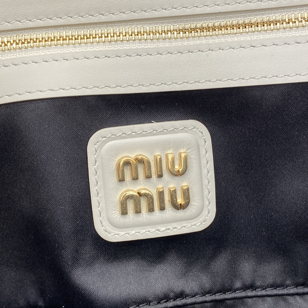 图片[9]-p1720 miumiu缪缪Arcadie 牛皮革中号(27cm)保龄球手提包/斜挎包～干邑色牛皮
这款Arcadic手袋彰显独特的理念即时装是对现实的反映转译为物质形态的工具与金属五金配件的饰面相辉映的字母徽标精致做工卓尔不凡彰显极具辨识度的经典格调动感优雅线条搭配可调式可拆卸肩带呈现富有现代魅力的实用百搭设计
可拆卸可调式肩带
拉链开合
正面涂漆金属字母徽标
带衬里配拉链口袋
配脚钉
型号：5BB148
尺寸：27（长）x 12（宽）x 9cm（厚）
颜色：白的全皮/-高仿包包