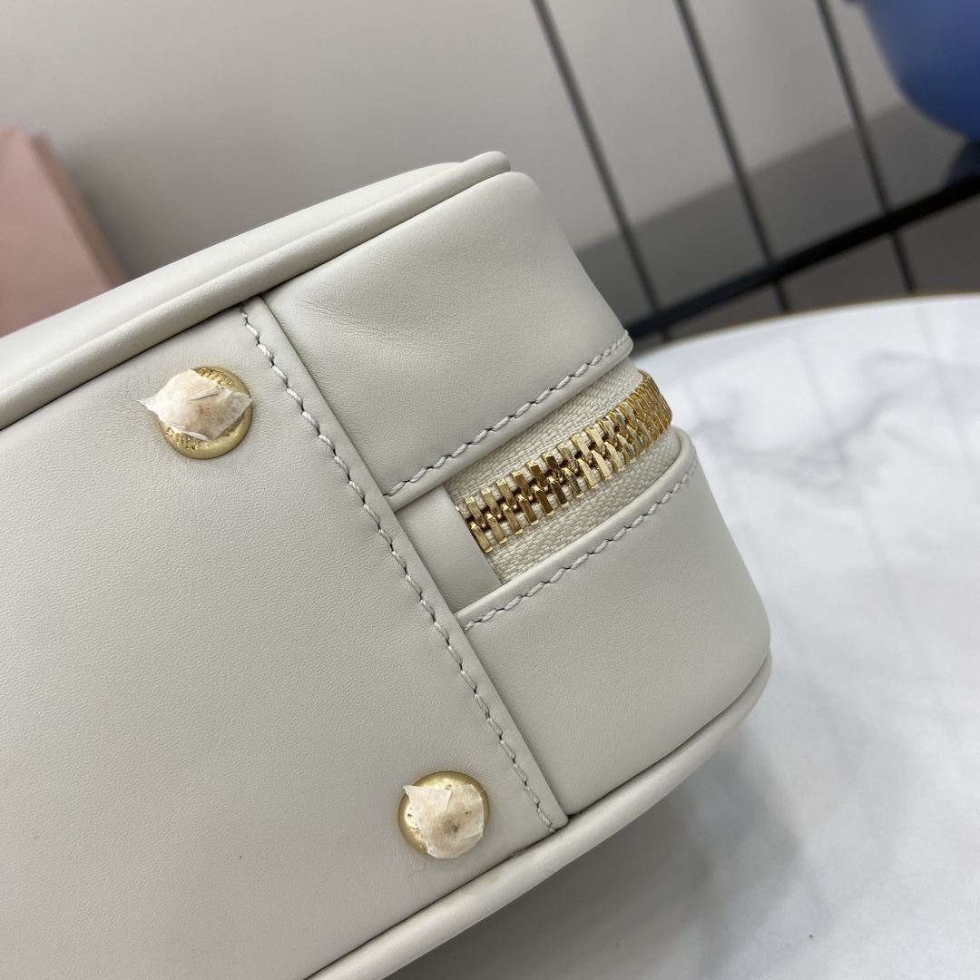 图片[11]-p1720 miumiu缪缪Arcadie 牛皮革中号(27cm)保龄球手提包/斜挎包～干邑色牛皮
这款Arcadic手袋彰显独特的理念即时装是对现实的反映转译为物质形态的工具与金属五金配件的饰面相辉映的字母徽标精致做工卓尔不凡彰显极具辨识度的经典格调动感优雅线条搭配可调式可拆卸肩带呈现富有现代魅力的实用百搭设计
可拆卸可调式肩带
拉链开合
正面涂漆金属字母徽标
带衬里配拉链口袋
配脚钉
型号：5BB148
尺寸：27（长）x 12（宽）x 9cm（厚）
颜色：白的全皮/-高仿包包