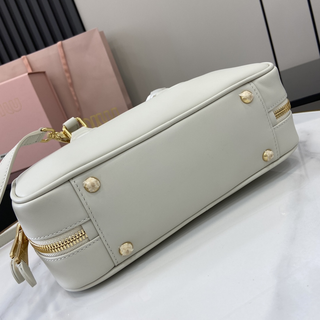 图片[4]-p1720 miumiu缪缪Arcadie 牛皮革中号(27cm)保龄球手提包/斜挎包～干邑色牛皮
这款Arcadic手袋彰显独特的理念即时装是对现实的反映转译为物质形态的工具与金属五金配件的饰面相辉映的字母徽标精致做工卓尔不凡彰显极具辨识度的经典格调动感优雅线条搭配可调式可拆卸肩带呈现富有现代魅力的实用百搭设计
可拆卸可调式肩带
拉链开合
正面涂漆金属字母徽标
带衬里配拉链口袋
配脚钉
型号：5BB148
尺寸：27（长）x 12（宽）x 9cm（厚）
颜色：白的全皮/-高仿包包