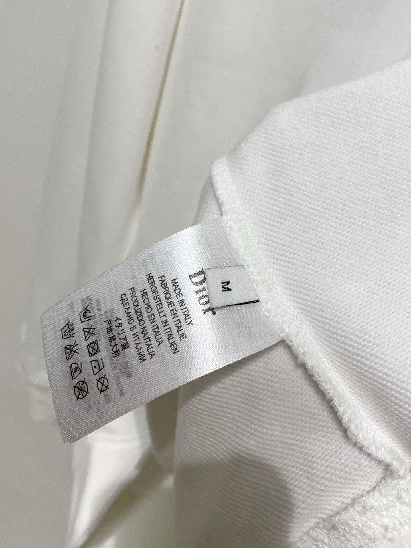图片[9]-P480
Dior Homme 迪奥·桀傲  2024FW秋冬新品 
基础款休闲套头卫衣高端气质型必入的极品款式一款极具腔调感与魅力的单品！定制高密度纯棉面料打造整体衣服非常有份量但是却不热整体衣服柔软手感细腻有质感胸前经典红色硅胶条标识辨识度极高彰显出设计师对于现代艺术魅力与艺术感属于极为奢华的高端单品男女同款

……………………………………………………
❥∙Size：M-XXL-高仿包包