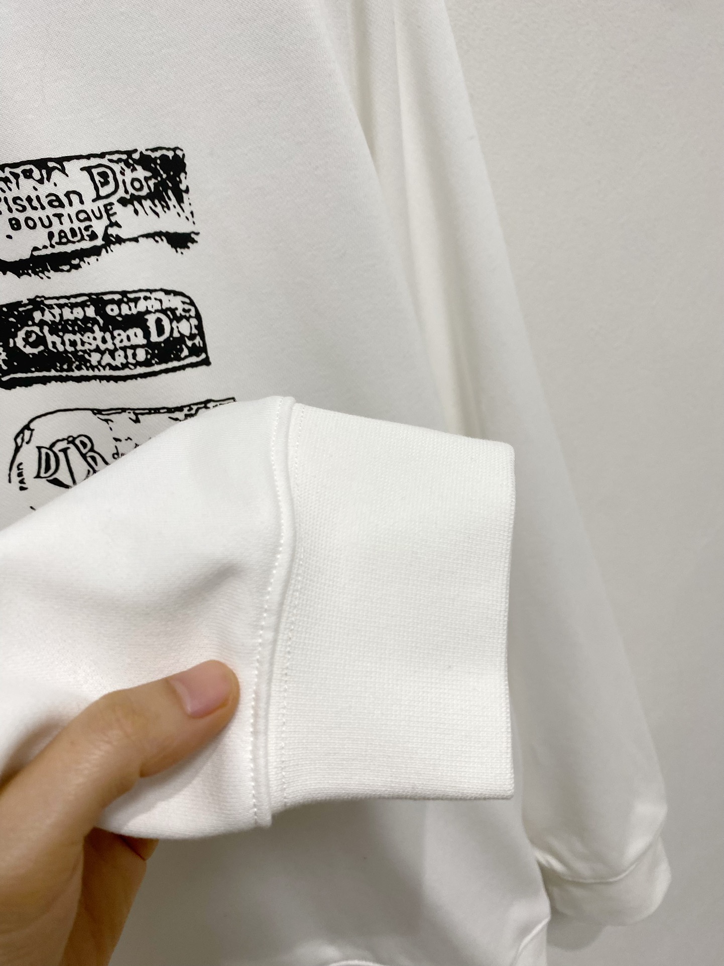 图片[7]-P480
Dior Homme 迪奥·桀傲  2024FW秋冬新品 
基础款休闲套头卫衣高端气质型必入的极品款式一款极具腔调感与魅力的单品！定制高密度纯棉面料打造整体衣服非常有份量但是却不热整体衣服柔软手感细腻有质感胸前经典红色硅胶条标识辨识度极高彰显出设计师对于现代艺术魅力与艺术感属于极为奢华的高端单品男女同款

……………………………………………………
❥∙Size：M-XXL-高仿包包