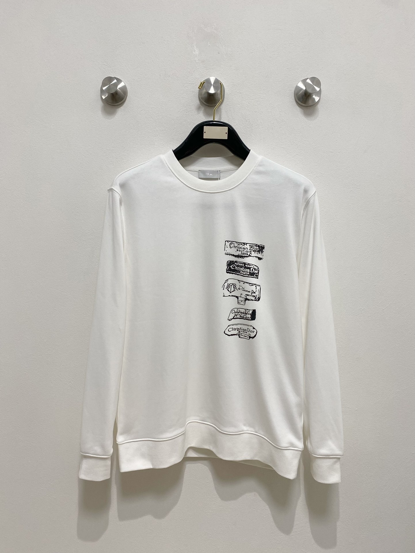P480
Dior Homme 迪奥·桀傲  2024FW秋冬新品 
基础款休闲套头卫衣高端气质型必入的极品款式一款极具腔调感与魅力的单品！定制高密度纯棉面料打造整体衣服非常有份量但是却不热整体衣服柔软手感细腻有质感胸前经典红色硅胶条标识辨识度极高彰显出设计师对于现代艺术魅力与艺术感属于极为奢华的高端单品男女同款

……………………………………………………
❥∙Size：M-XXL-高仿包包