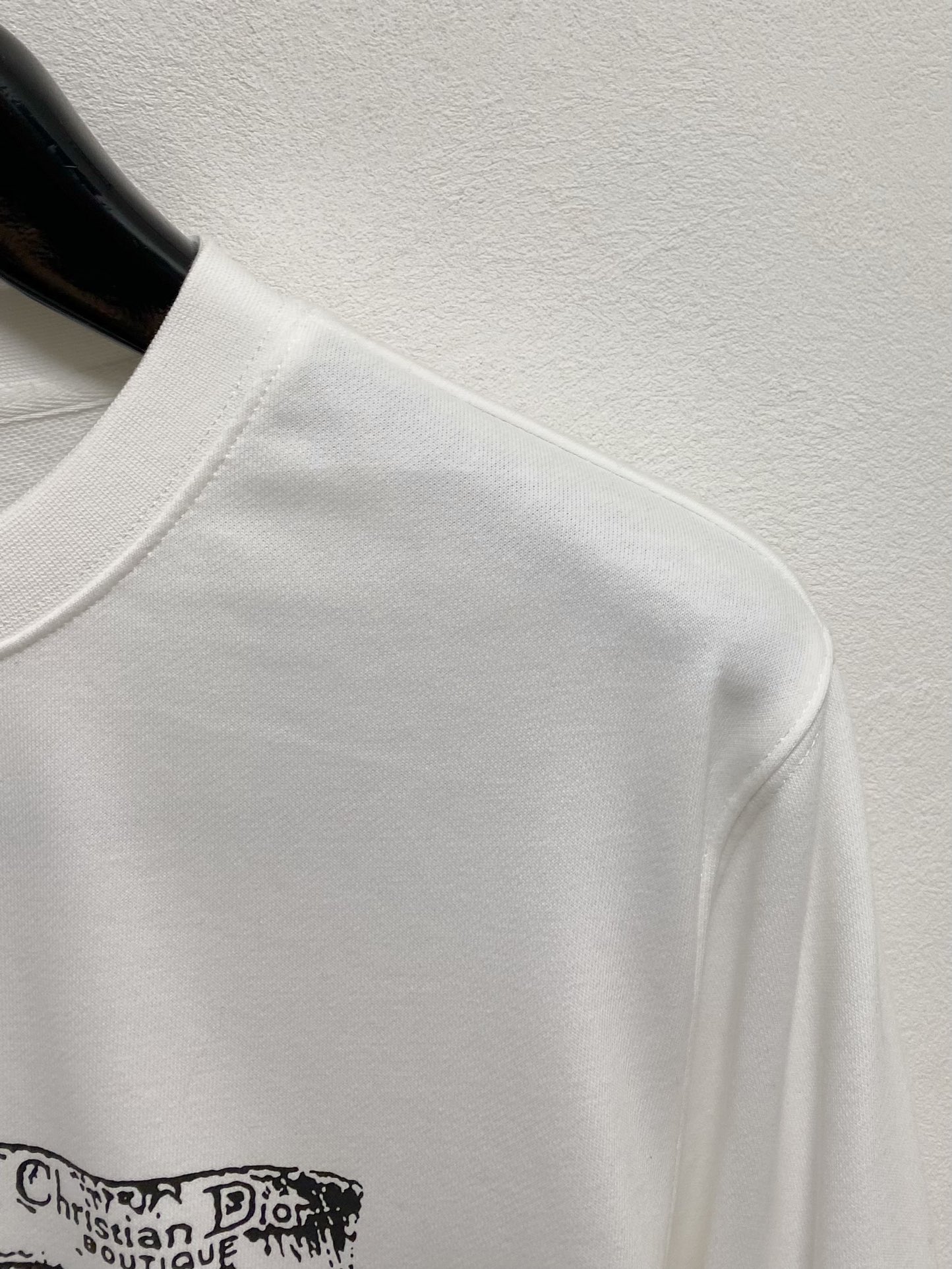 图片[4]-P480
Dior Homme 迪奥·桀傲  2024FW秋冬新品 
基础款休闲套头卫衣高端气质型必入的极品款式一款极具腔调感与魅力的单品！定制高密度纯棉面料打造整体衣服非常有份量但是却不热整体衣服柔软手感细腻有质感胸前经典红色硅胶条标识辨识度极高彰显出设计师对于现代艺术魅力与艺术感属于极为奢华的高端单品男女同款

……………………………………………………
❥∙Size：M-XXL-高仿包包