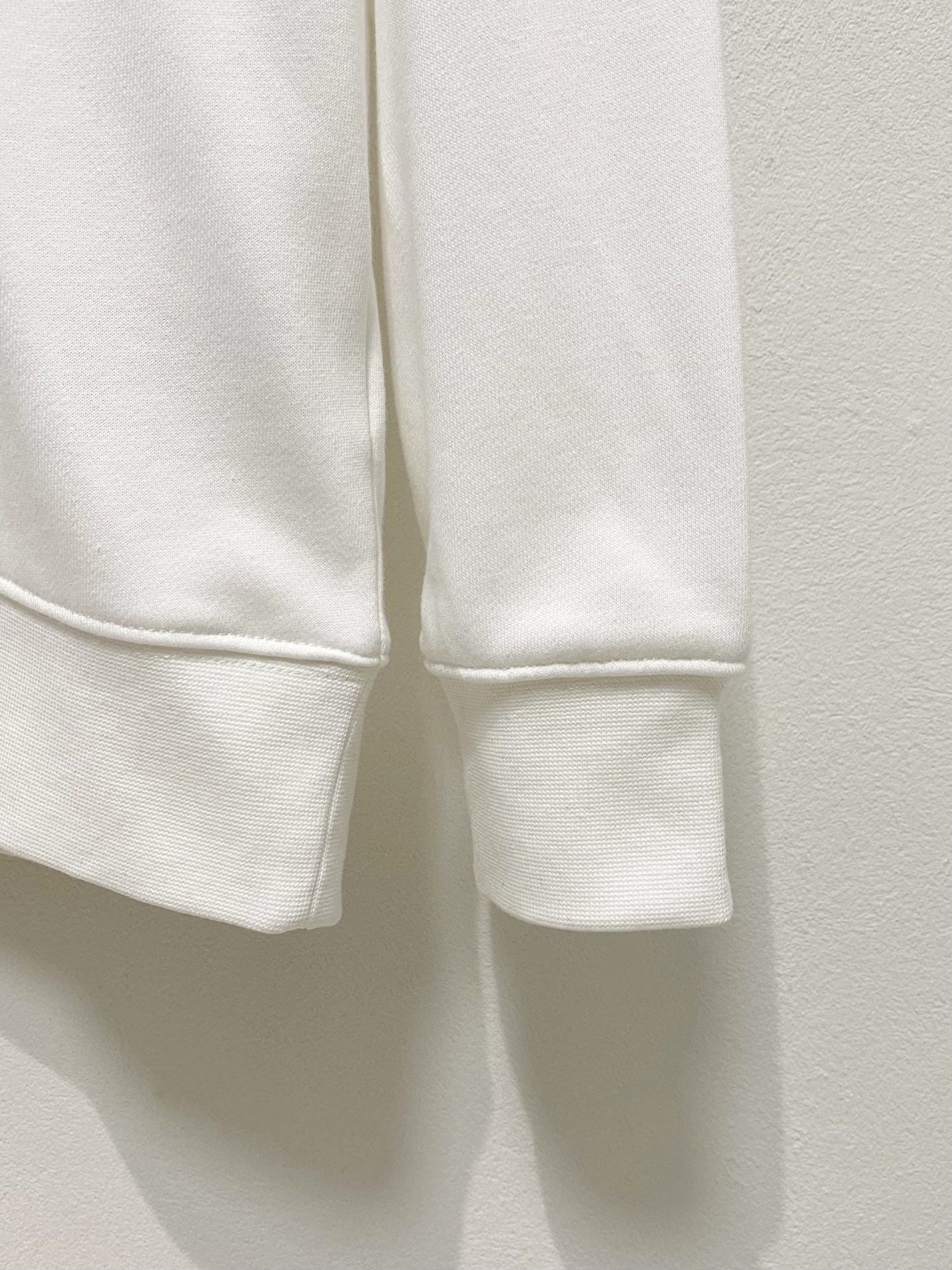 图片[8]-P480
Dior Homme 迪奥·桀傲  2024FW秋冬新品 
基础款休闲套头卫衣高端气质型必入的极品款式一款极具腔调感与魅力的单品！定制高密度纯棉面料打造整体衣服非常有份量但是却不热整体衣服柔软手感细腻有质感胸前经典红色硅胶条标识辨识度极高彰显出设计师对于现代艺术魅力与艺术感属于极为奢华的高端单品男女同款

……………………………………………………
❥∙Size：M-XXL-高仿包包