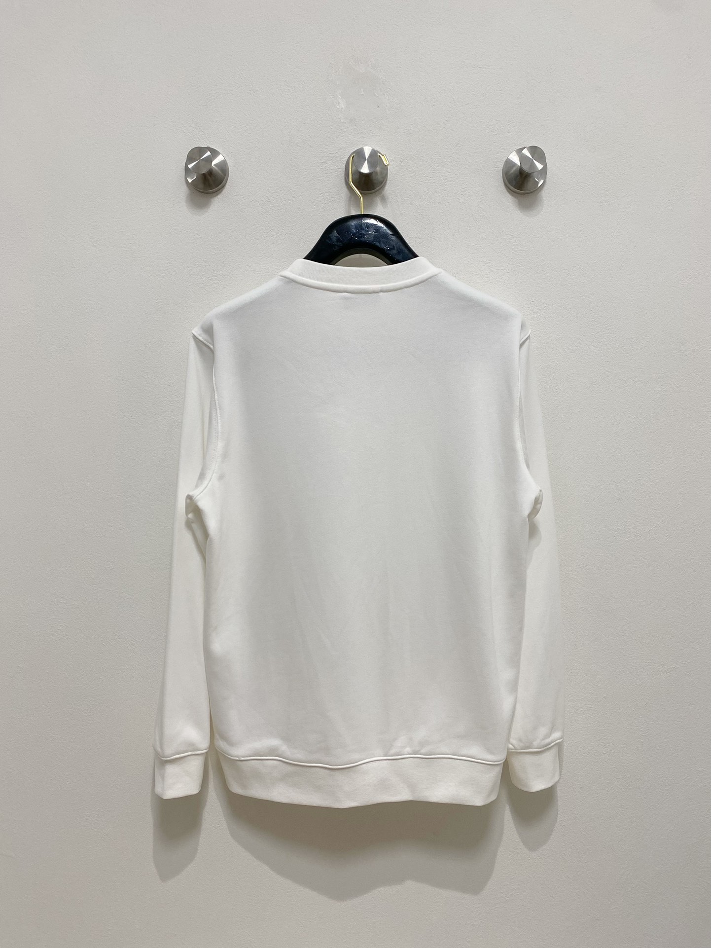 图片[2]-P480
Dior Homme 迪奥·桀傲  2024FW秋冬新品 
基础款休闲套头卫衣高端气质型必入的极品款式一款极具腔调感与魅力的单品！定制高密度纯棉面料打造整体衣服非常有份量但是却不热整体衣服柔软手感细腻有质感胸前经典红色硅胶条标识辨识度极高彰显出设计师对于现代艺术魅力与艺术感属于极为奢华的高端单品男女同款

……………………………………………………
❥∙Size：M-XXL-高仿包包