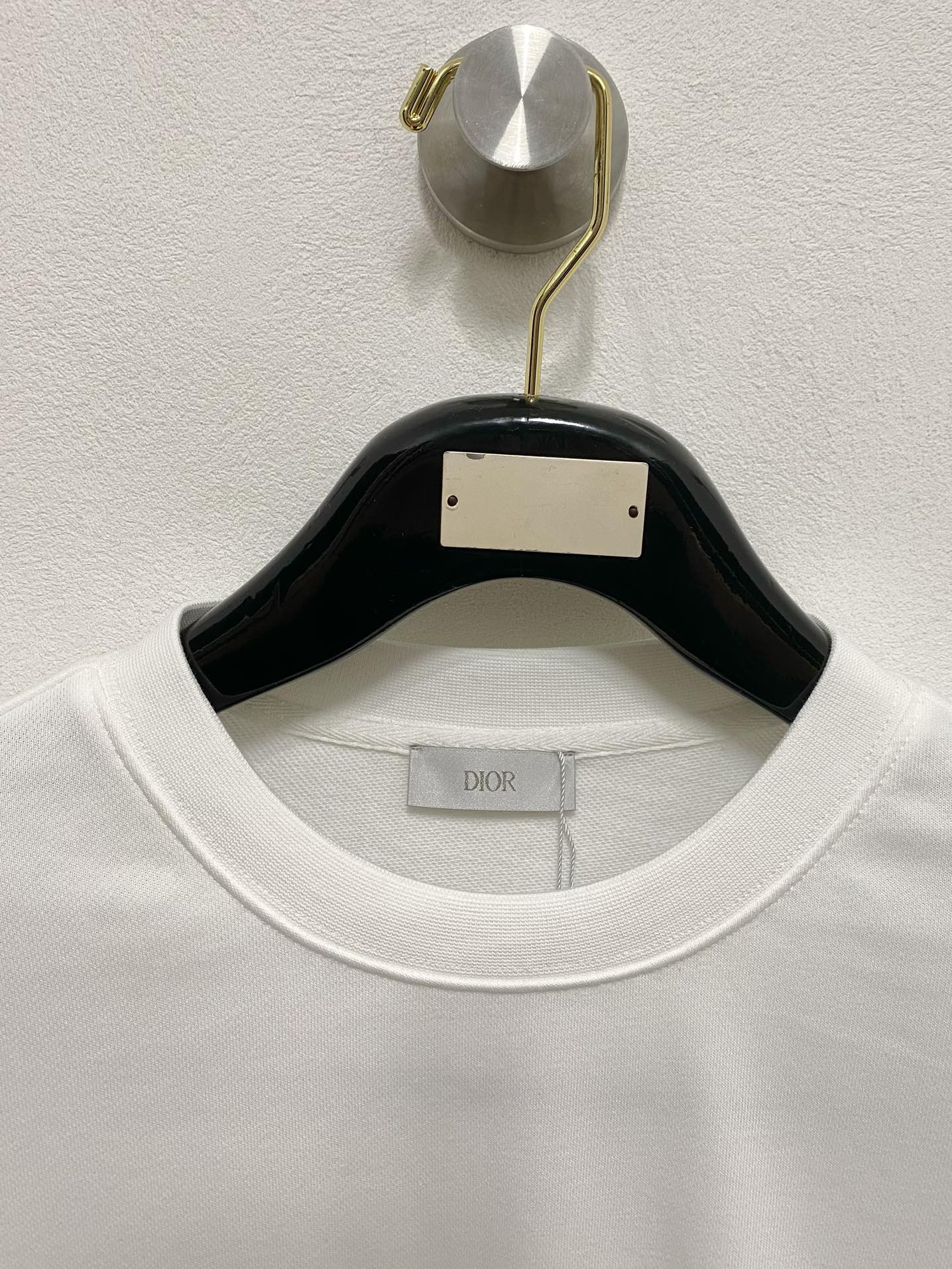 图片[3]-P480
Dior Homme 迪奥·桀傲  2024FW秋冬新品 
基础款休闲套头卫衣高端气质型必入的极品款式一款极具腔调感与魅力的单品！定制高密度纯棉面料打造整体衣服非常有份量但是却不热整体衣服柔软手感细腻有质感胸前经典红色硅胶条标识辨识度极高彰显出设计师对于现代艺术魅力与艺术感属于极为奢华的高端单品男女同款

……………………………………………………
❥∙Size：M-XXL-高仿包包