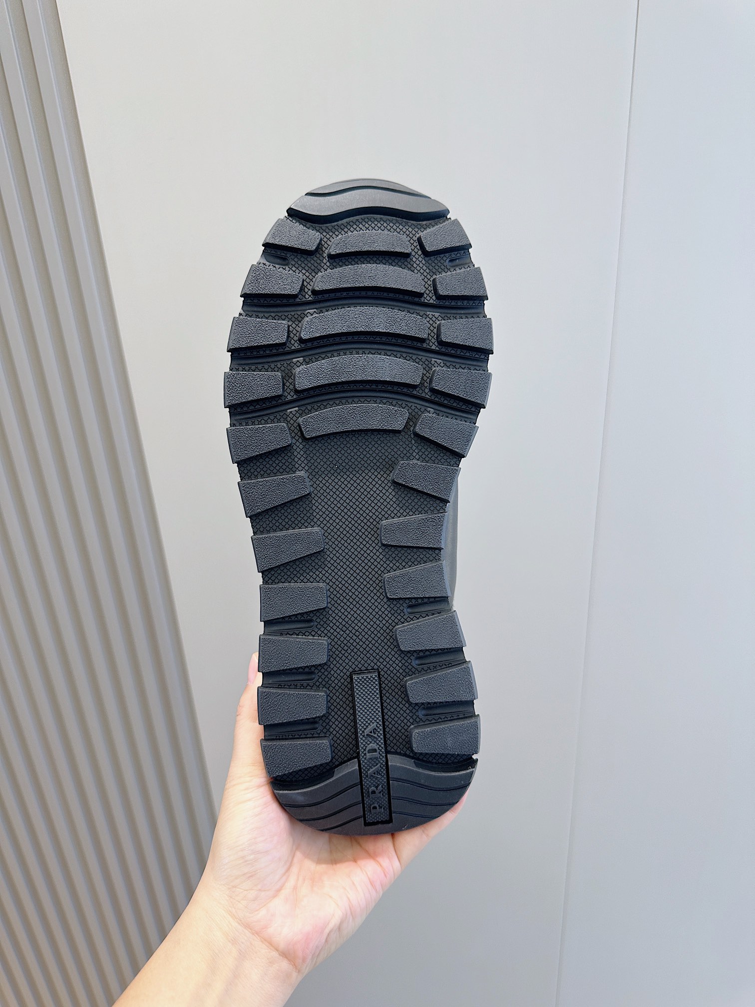 Prada logo suede sneakers - WoolThese sporty, versatile sneakers in suede are decorated with a triangular logo for modern style- Lace-ups- Enameled triangular metal logo- Lightweight, lugged, widened soleSize:39-44 (38.45 made to order) P820-High-fashion factory