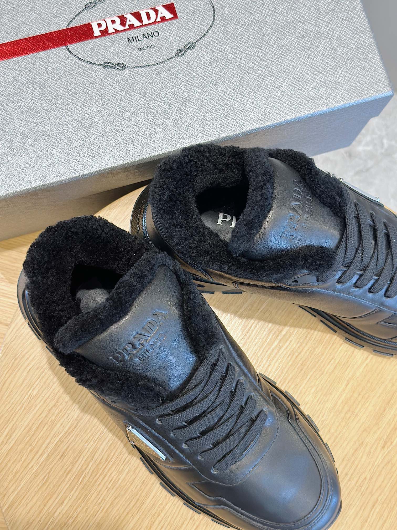 Prada logo suede sneakers - WoolThese sporty, versatile sneakers in suede are decorated with a triangular logo for modern style- Lace-ups- Enameled triangular metal logo- Lightweight, lugged, widened soleSize:39-44 (38.45 made to order) P820-High-fashion factory