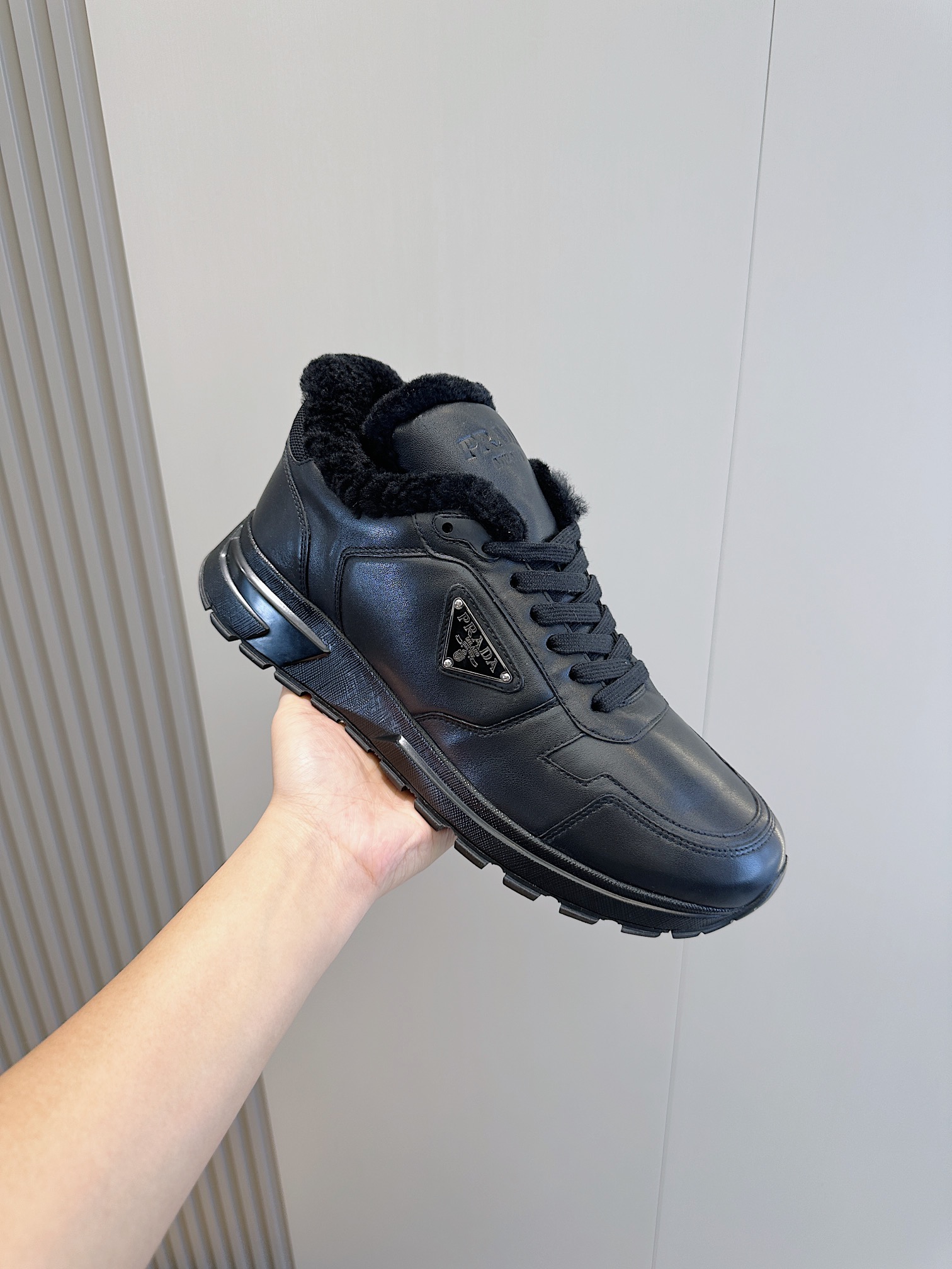 Prada logo suede sneakers - WoolThese sporty, versatile sneakers in suede are decorated with a triangular logo for modern style- Lace-ups- Enameled triangular metal logo- Lightweight, lugged, widened soleSize:39-44 (38.45 made to order) P820-High-fashion factory